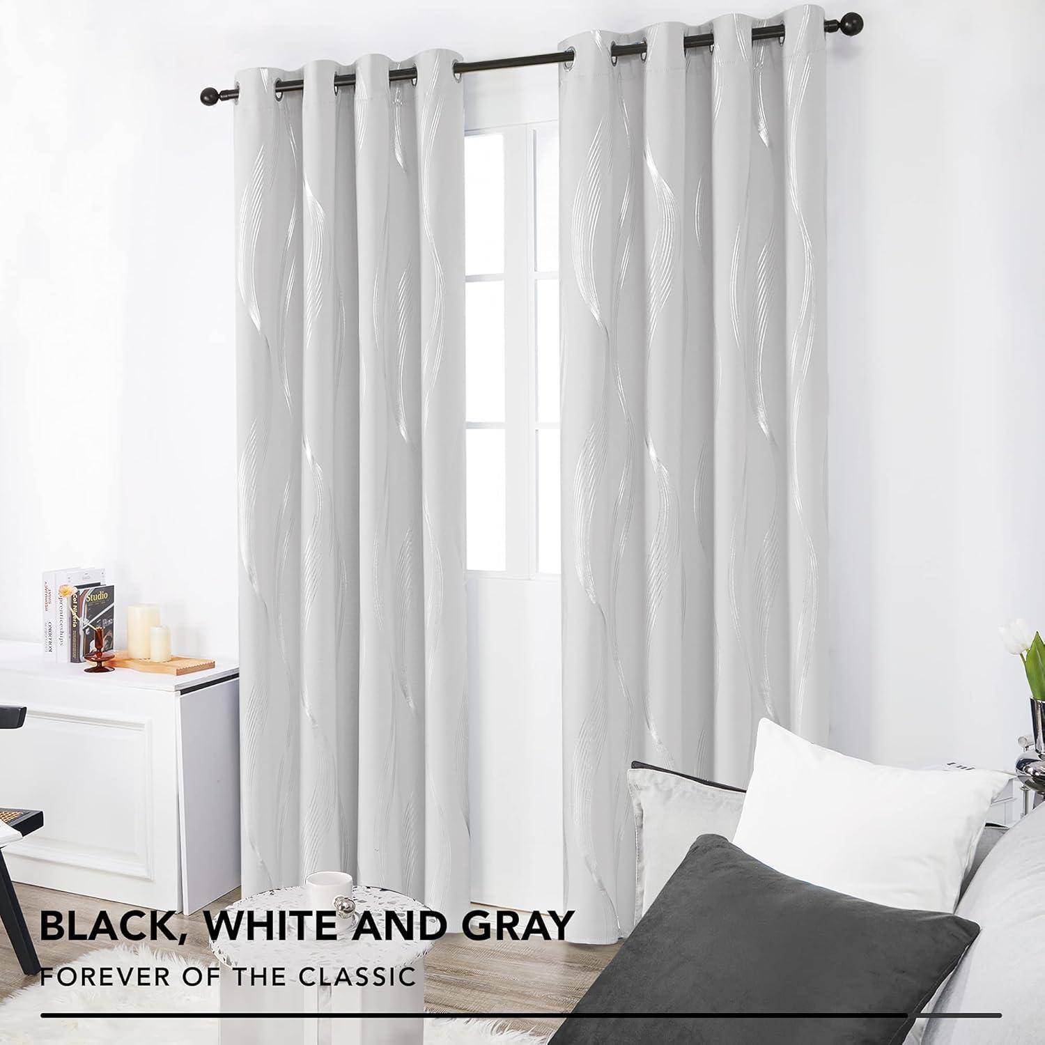 Graue Vorhänge hängen vor einem Fenster in einem modernen, minimalistischen Wohnbereich mit einem weißen Schreibtisch und einem schwarzen Sofa. Der Text lautet: „Schwarz, Weiß und Grau - Für immer klassisch
