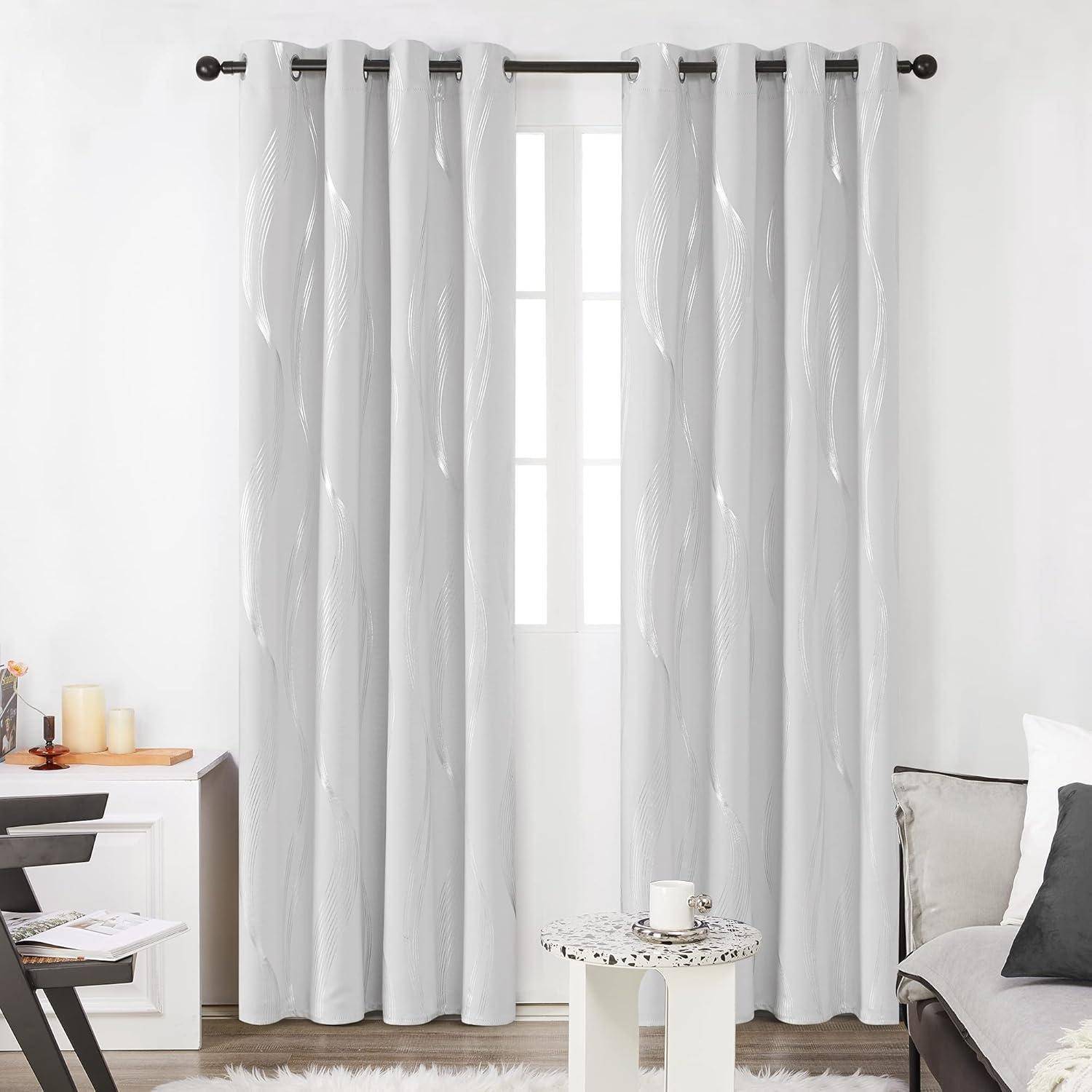 Weiße Vorhänge, die vor einem Fenster in einem gemütlichen Raum hängen, mit einem kleinen runden Tisch und Dekogegenständen in der Nähe, die eine ruhige, luftige Atmosphäre schaffen.