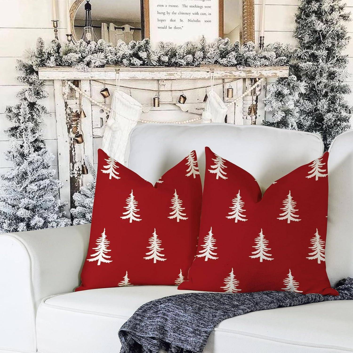 Eine gemütliche Winterszene mit einem weißen Sofa, roten Kissen mit weißen Bäumen und einem Kamin, geschmückt mit schneebedeckten Girlanden und Weihnachtsstrümpfen.