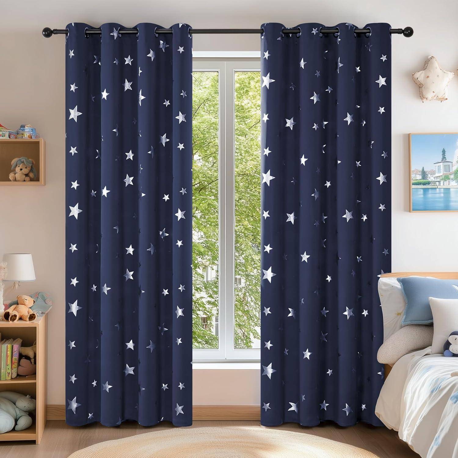 Dunkelblaue Vorhänge mit weißen Sternen hängen an einem Fenster, das auf grüne Bäume blickt. Der Raum verfügt über ein Bett, Plüschtiere und gerahmte Kunstwerke.