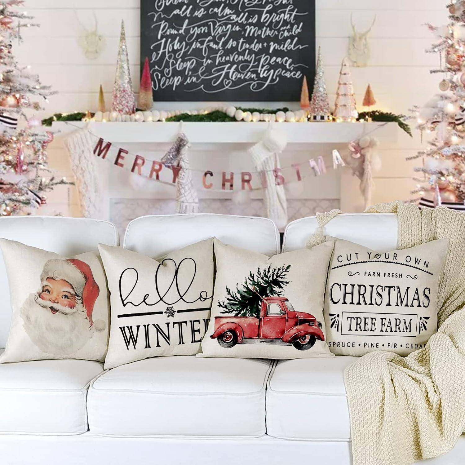 Weihnachtlich gestaltetes Wohnzimmer mit einem weißen Sofa, festlichen Kissen und einem geschmückten Kamin mit einem 