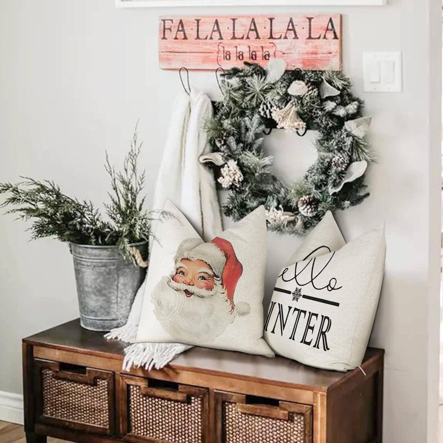 Weihnachtlich dekorierte Umgebung mit einem Weihnachtsmann-Kissen, einem Kissen mit der Aufschrift „Hallo Winter