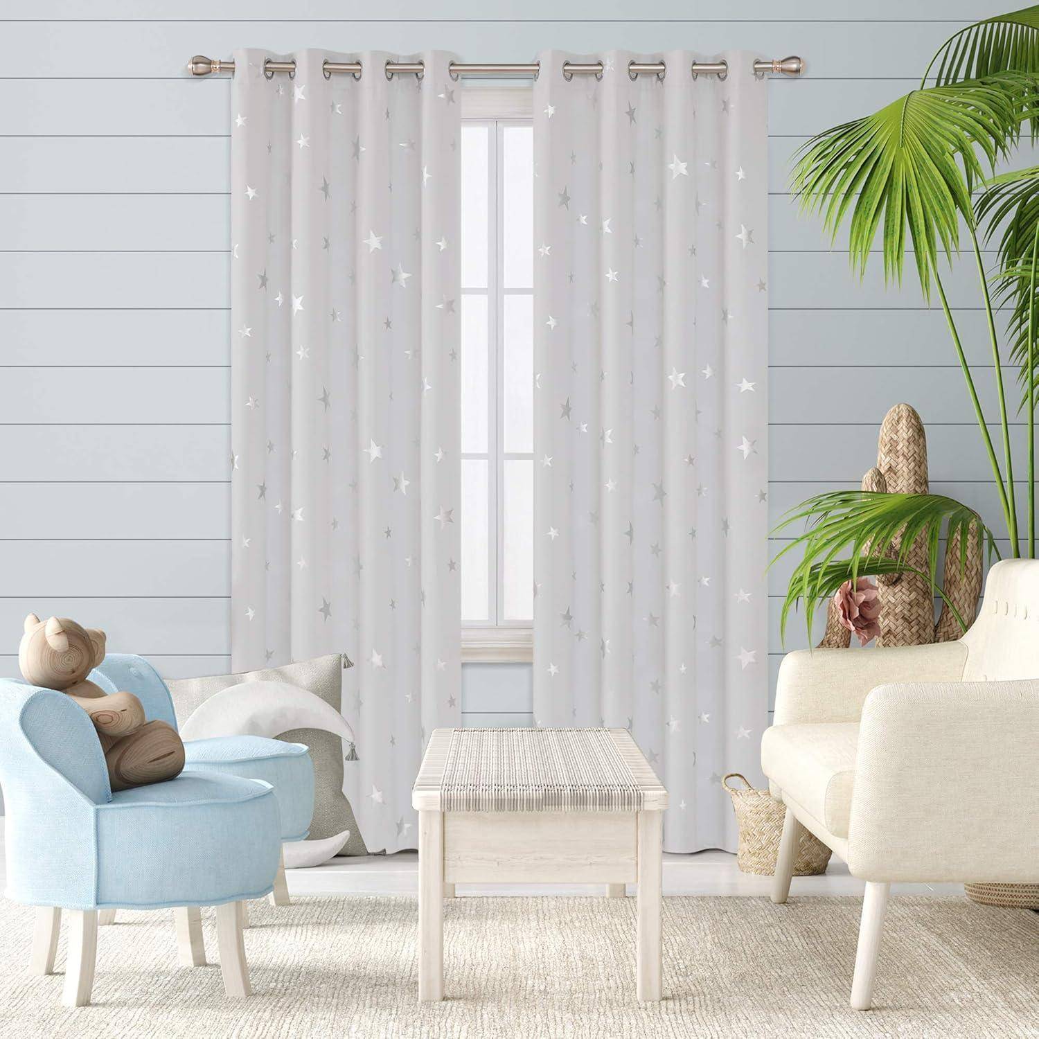 Ein gemütliches Wohnzimmer mit pastellblauen Wänden, einem weißen Sofa, einem hellblauen Sessel, einem kleinen weißen Tisch, einer grünen Pflanze und weißen Vorhängen mit Sternenmustern.