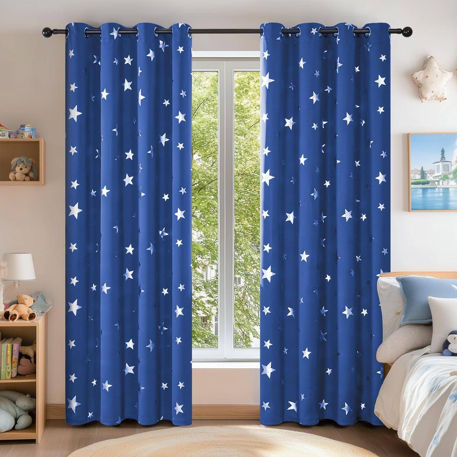 Kinderzimmer mit blauen sternengemusterten Vorhängen, die ein Fenster umrahmen, einem Spielzeagregal, einem Bett mit Kissen und einer sternförmigen Wandlampe.