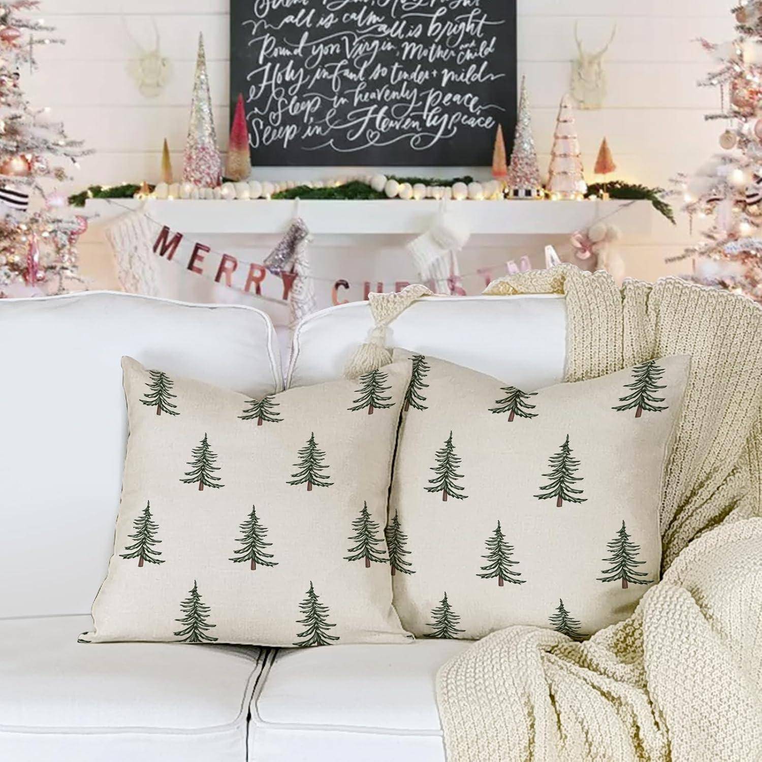 Ein festlich geschmücktes Wohnzimmer mit geschmückten Weihnachtsbäumen, einem Kaminsims mit einem 