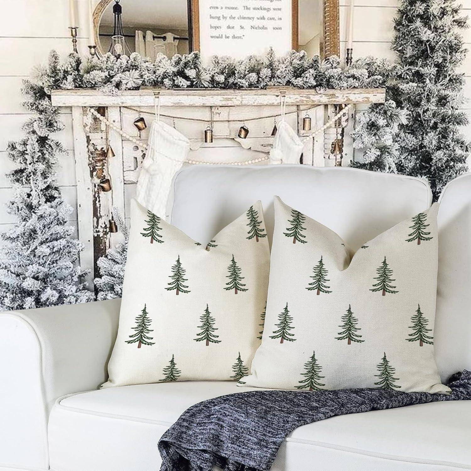 Ein gemütliches Wohnzimmer, weihnachtlich geschmückt, mit einem weißen Sofa, Kissen mit grünen Bäumen und einer frostigen Girlande auf dem Kaminsims.