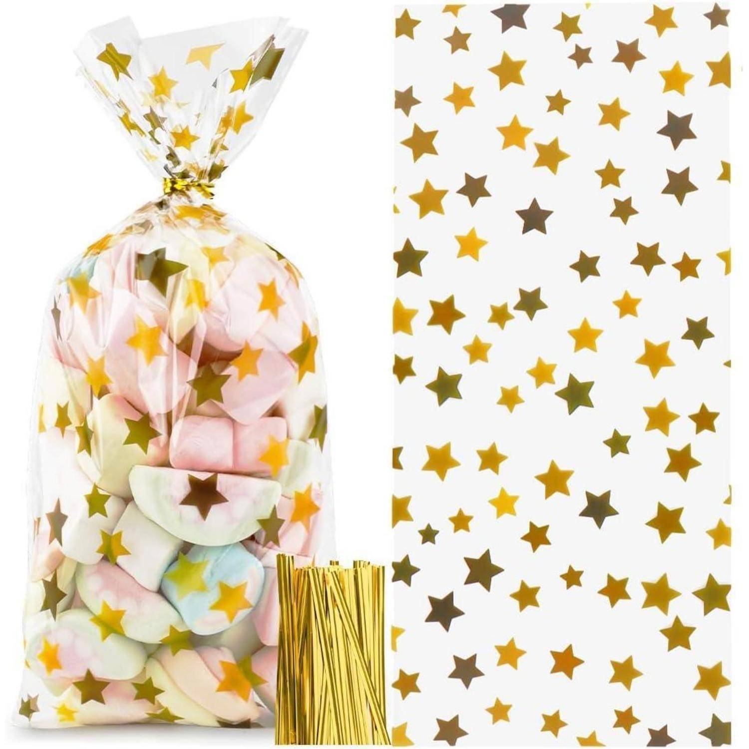 Eine durchsichtige Tüte gefüllt mit bunten Süßigkeiten, verschlossen mit einer goldenen Drahtschlaufe. Der Hintergrund zeigt eine weiße Oberfläche mit goldenen Sternen.