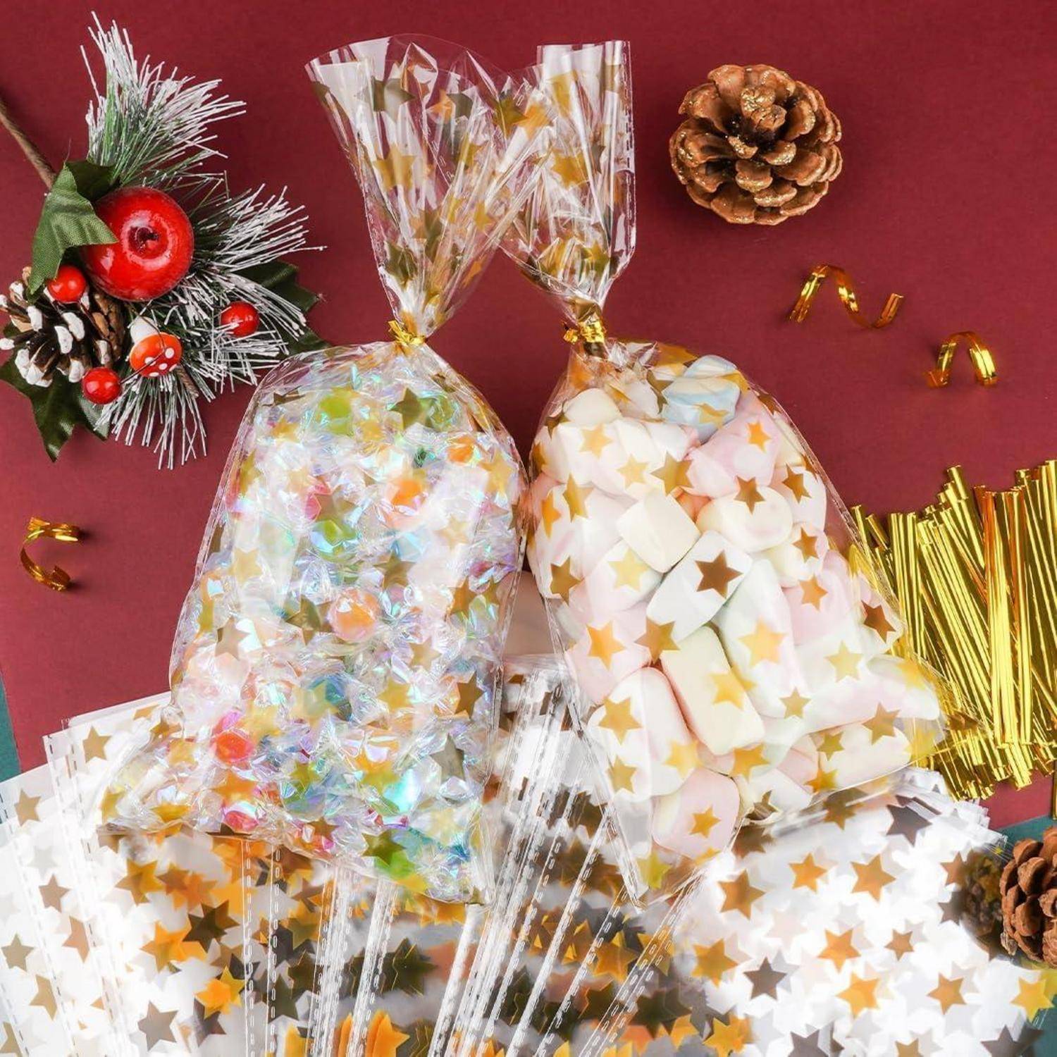 Zwei festliche Geschenktüten, gefüllt mit bunten Leckereien, umgeben von dekorativen Tannenzapfen, Beeren und goldenen Partytröten auf einem roten Hintergrund.