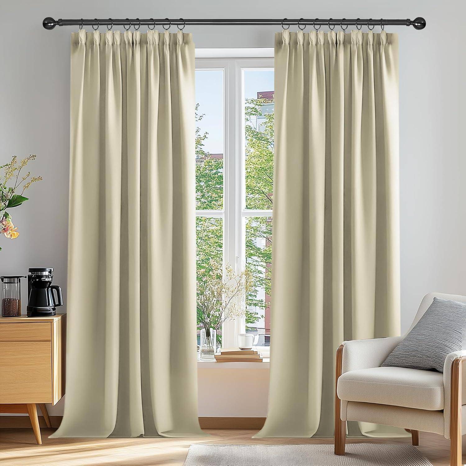 Ein Wohnzimmer mit einem hellen Fenster, umrahmt von cremefarbenen Vorhängen, einem beigen Sessel, einem Holzschrank mit einer Kaffeemaschine und einer Topfpflanze.