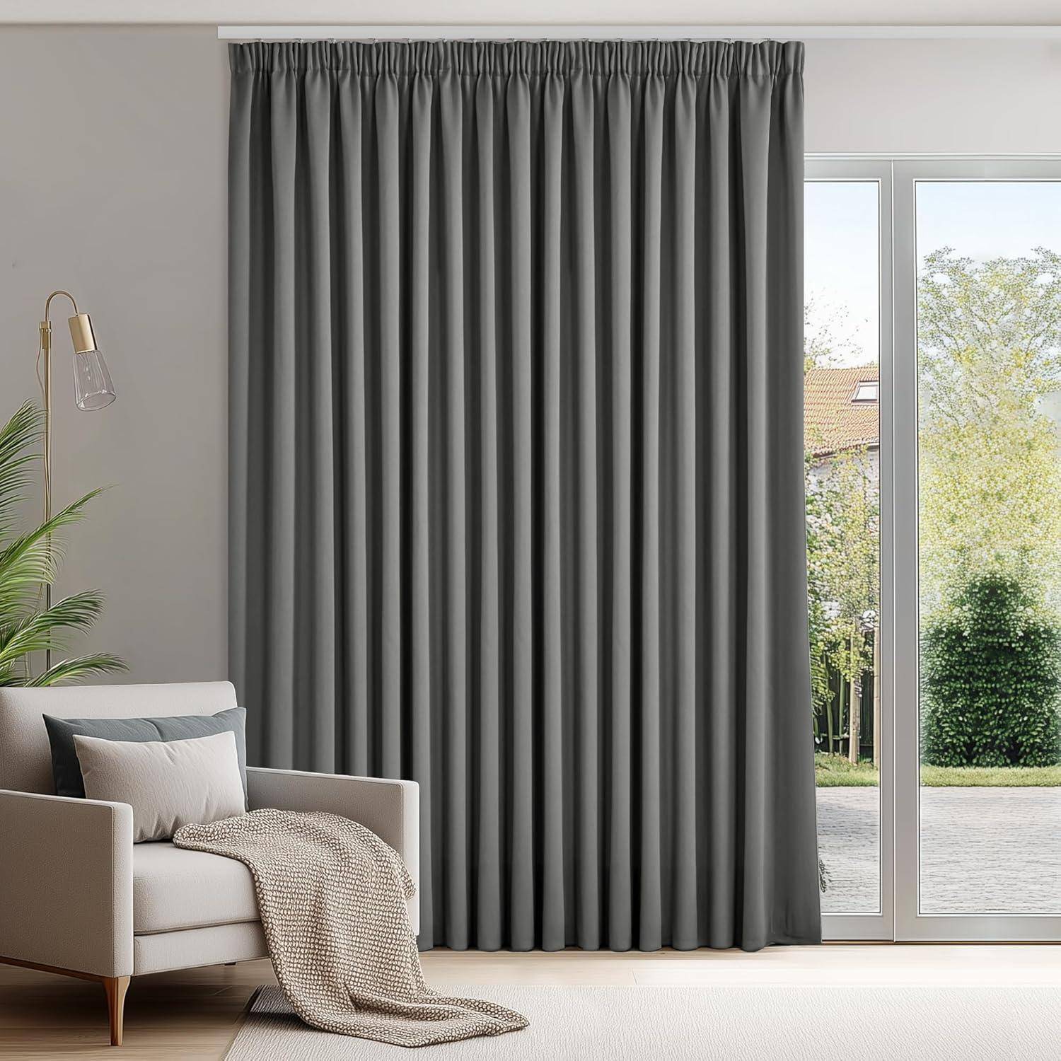 Ein moderner Wohnraum mit einem beigen Sofa, einer Stehlampe und langen grauen Vorhängen, die ein großes Fenster verdecken. Weiches natürliches Licht durchdringt den Raum.