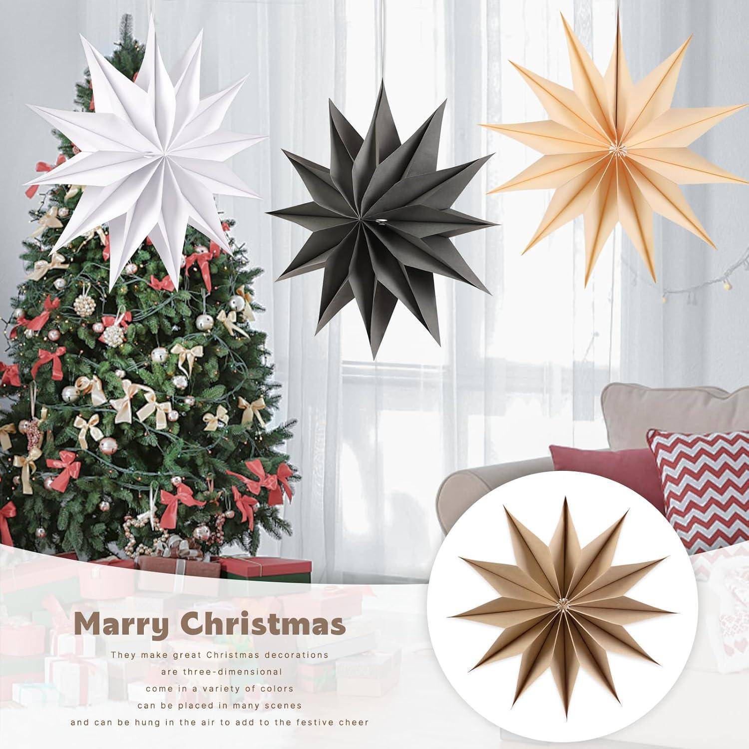 Ein geschmückter Weihnachtsbaum mit einer Vielzahl von sternförmigen Dekorationen in Weiß, Schwarz und Braun. Text lautet 'Marry Christmas' mit einer Mitteilung über Sterndekoration.