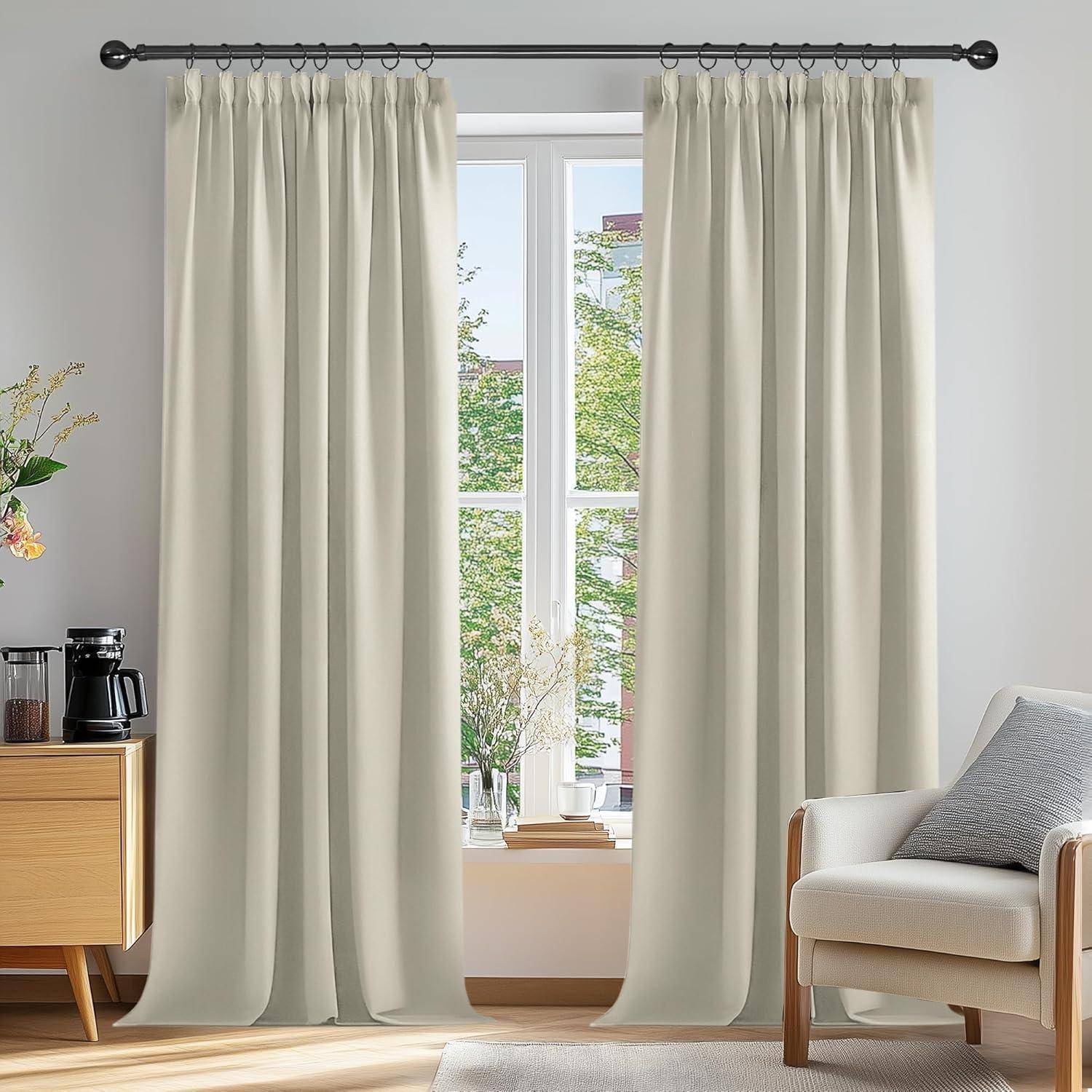 Raum mit hellbeigen Vorhängen am Fenster, Sonnenlicht, das hereinströmt, ein kleiner Schrank mit einer Kaffeemaschine links und einem gepolsterten Stuhl rechts.