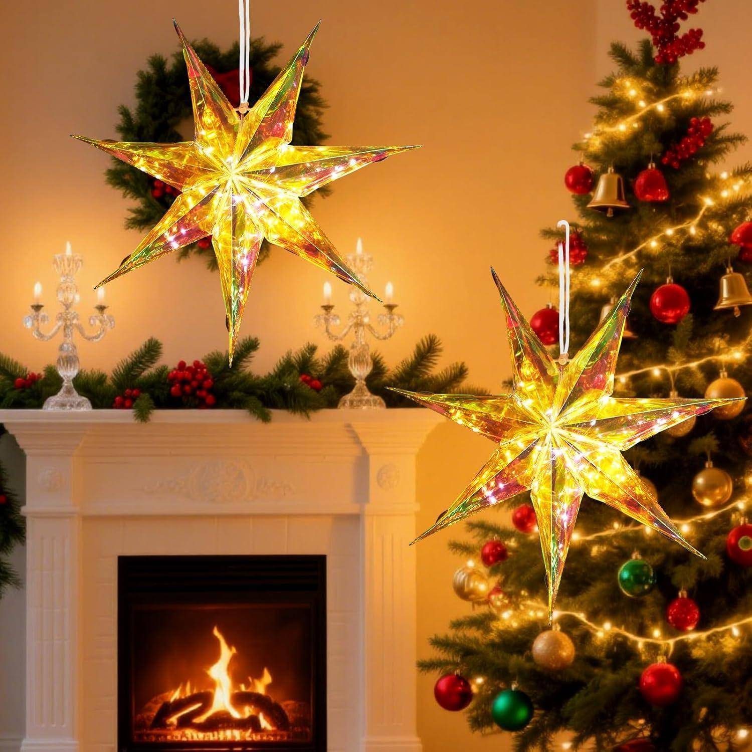 Ein gemütliches Wohnzimmer mit einem brennenden Kamin und einem geschmückten Weihnachtsbaum, der glühende sternenförmige Christbaumkugeln trägt und eine warme festliche Atmosphäre schafft.