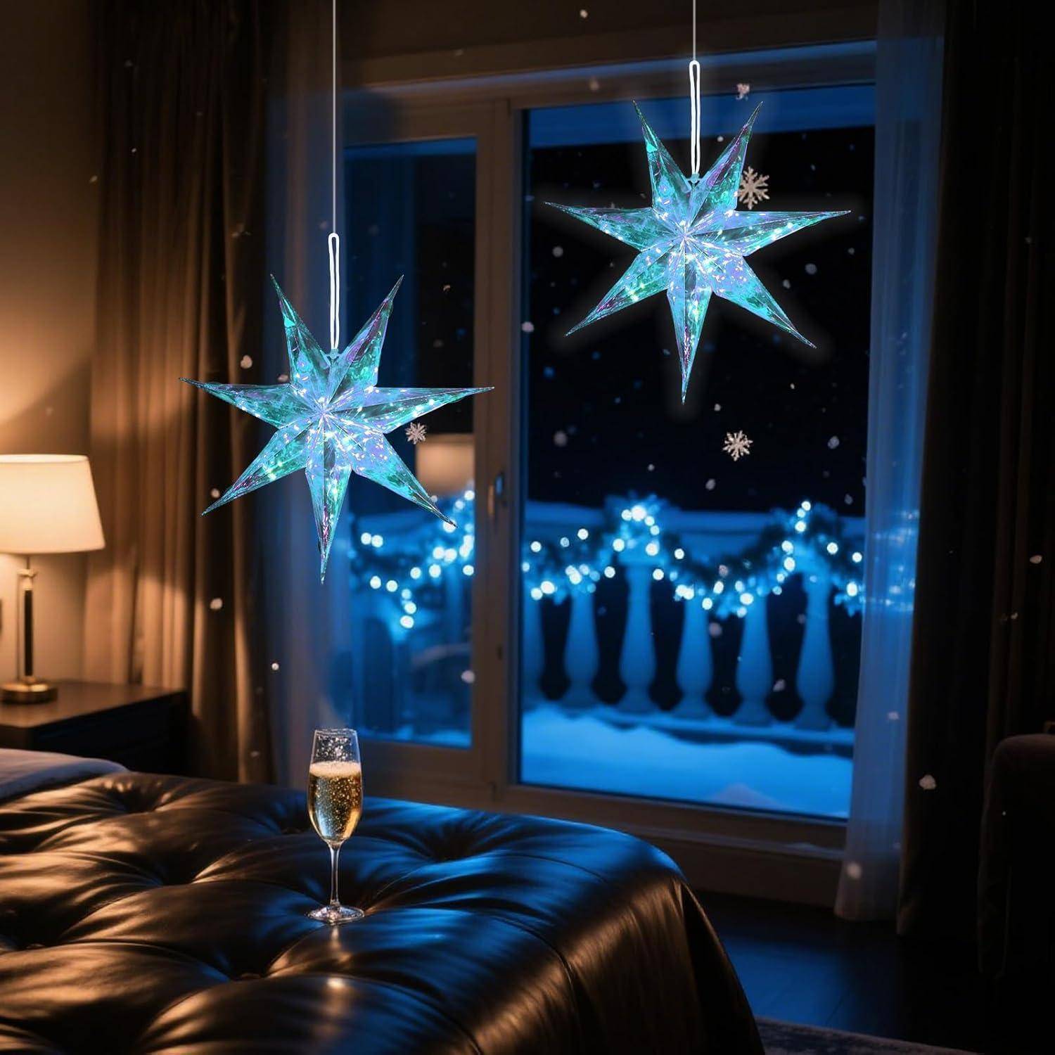 Ein gemütliches Zimmer mit einer beleuchteten Sterndekoration, die an einem Fenster hängt. Draußen fällt Schnee. Ein Champagnerglas steht unter warmem Licht auf einem Bett.