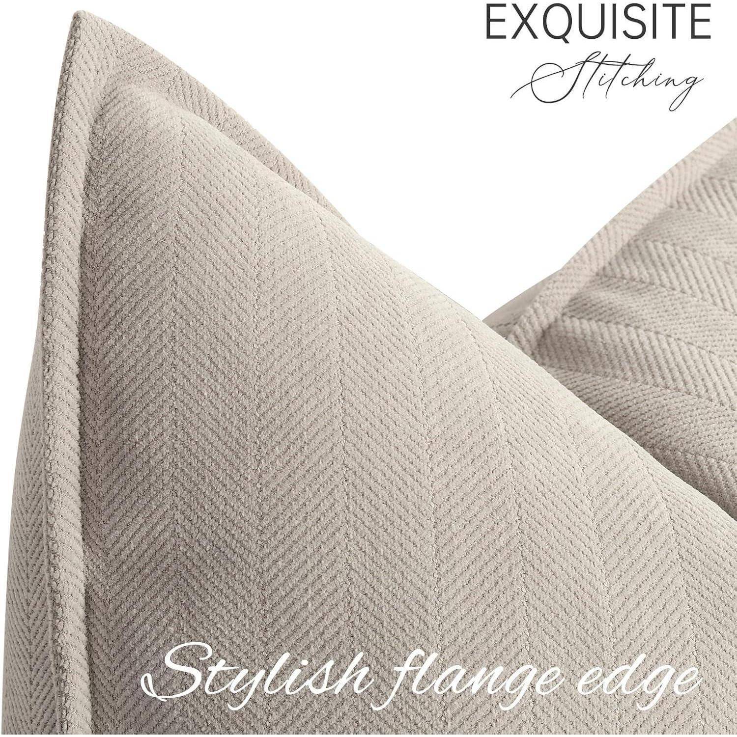Zwei strukturierte beige Kissen mit dekorativer Stickerei und den Wörtern ‚EXQUISITE Stickerei' und ‚Stilvoller Saumrand' obenauf.