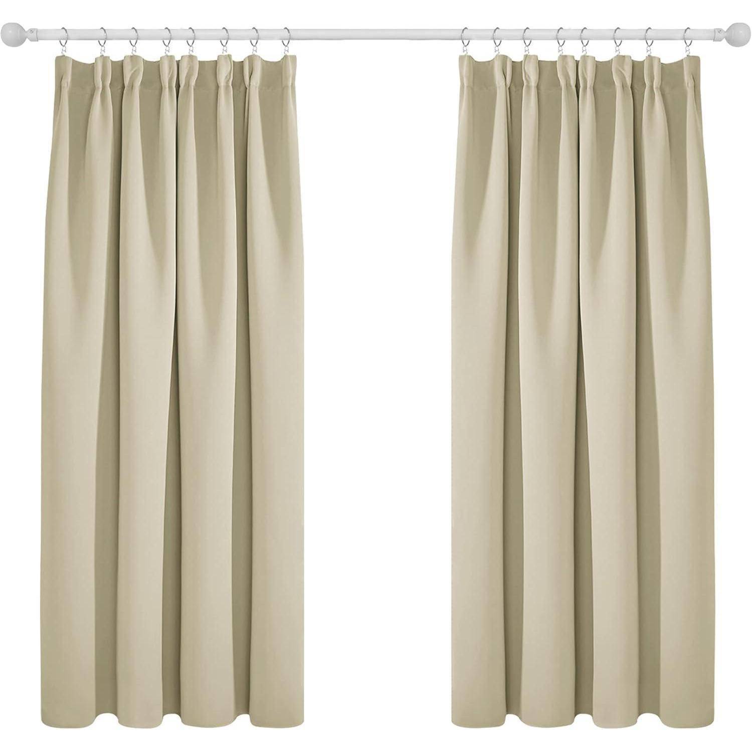Beige Vorhänge mit Falten, die an einer weißen Stange vor einem einfarbigen Hintergrund hängen.