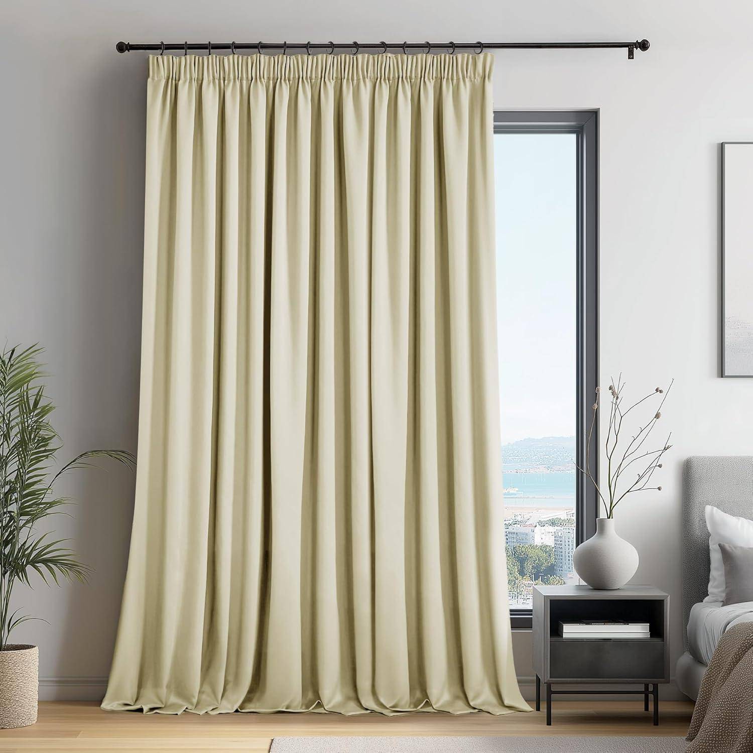 Cremefarbene Vorhänge hängen an einer Stange und verdecken ein Fenster neben einem schwarzen Beistelltisch mit einer Vase. Ein teilweiser Blick auf ein Sofa ist sichtbar.