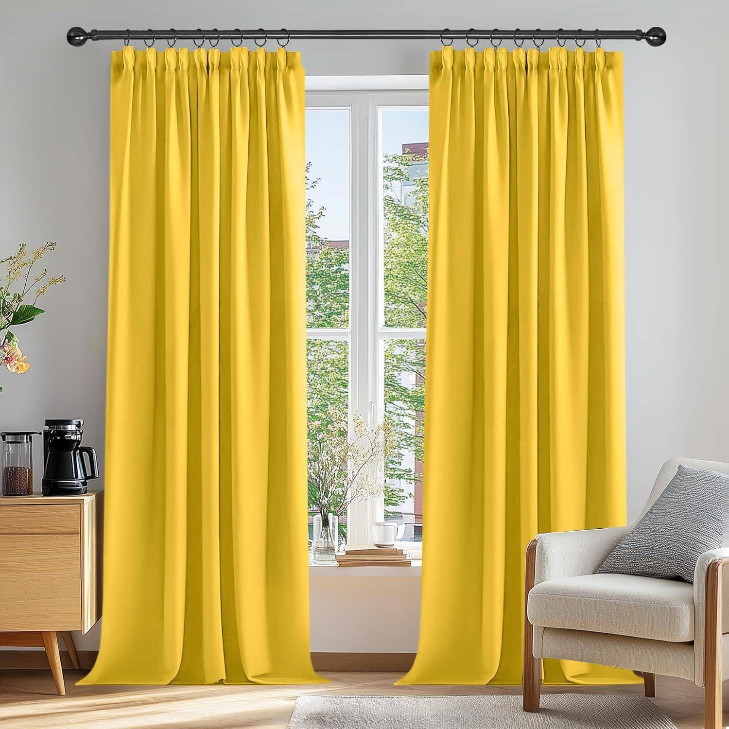 Leuchtend gelbe Vorhänge hängen an einem Fenster in einem gemütlichen Raum mit einem kleinen Schrank, einer Kaffeemaschine und einem grauen Stuhl, wodurch eine fröhliche Atmosphäre entsteht.