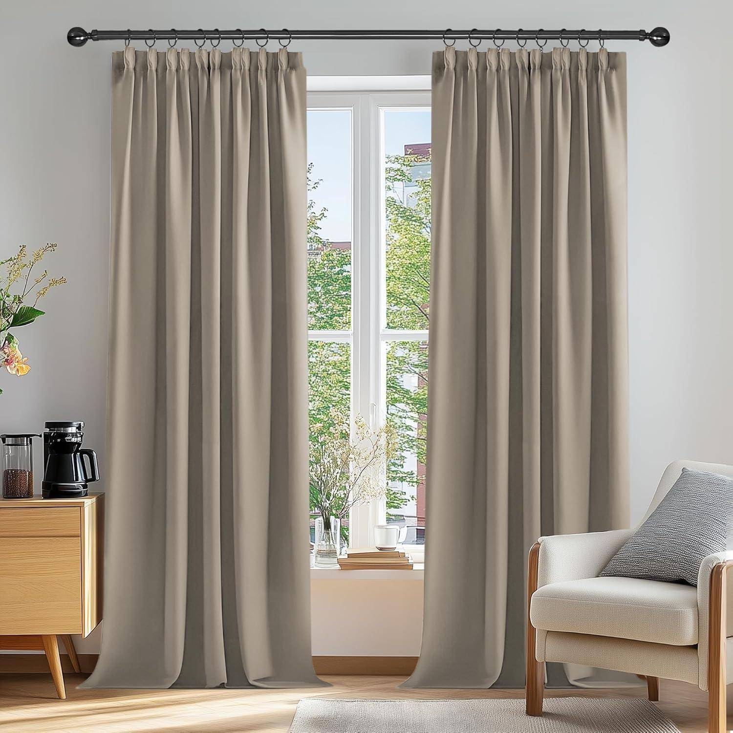 Ein Wohnzimmer mit beigen Vorhängen, die ein sonnendurchflutetes Fenster umrahmen, einen Holzseitentisch mit einer Kaffeemaschine und einen beigen Sessel.