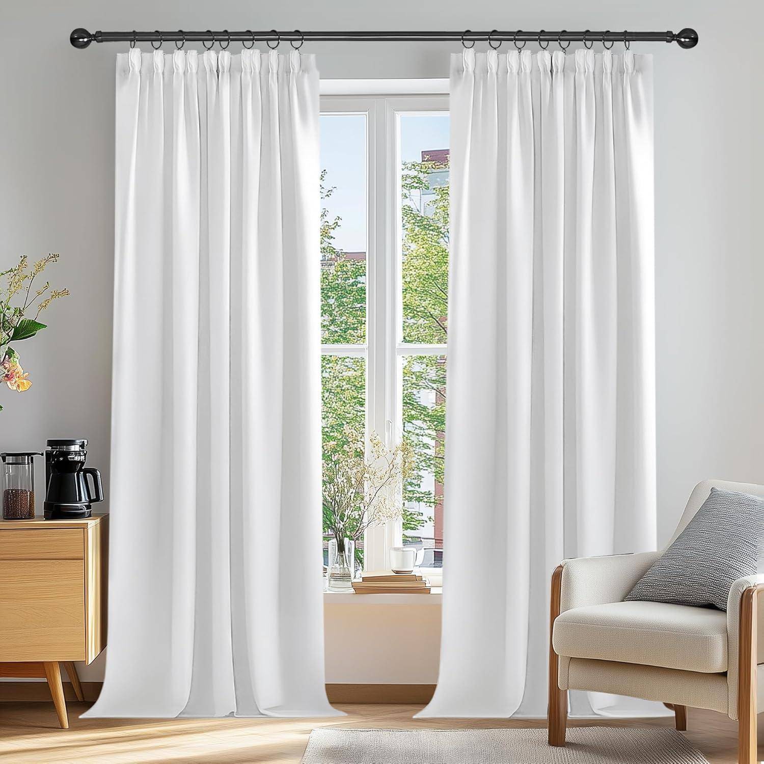 Ein heller Raum verfügt über ein großes Fenster mit weißen Vorhängen, einen beigen Sessel und einen kleinen Holzschrank mit einer Kaffeemaschine und einer Pflanze.