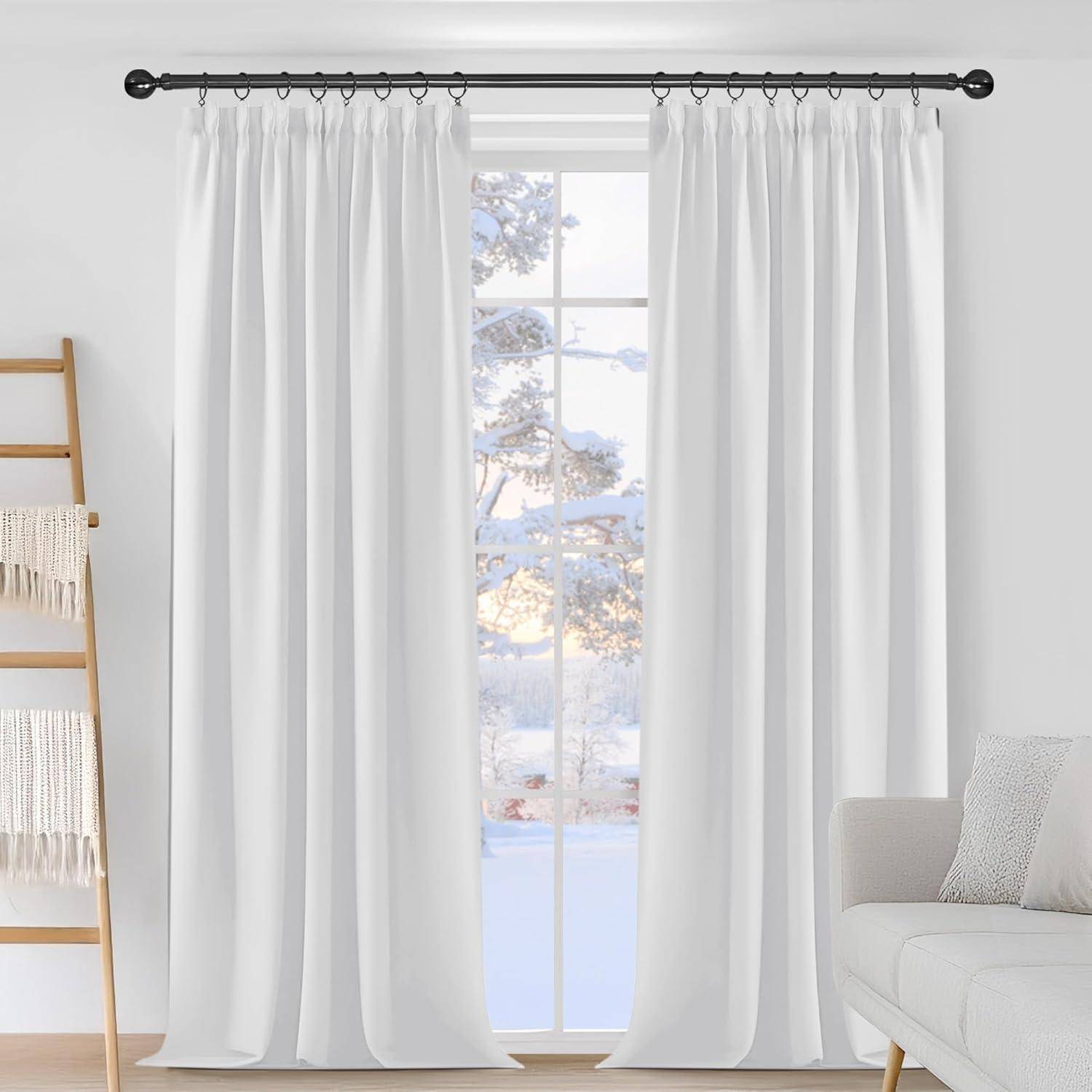 Ein gemütliches Wohnzimmer zeigt ein Fenster mit weißen, zurückgezogenen Vorhängen, das eine verschneite Außenszene offenbart. Ein beiger Couchtisch und ein Leiterregal aus Holz befinden sich nebeneinander.
