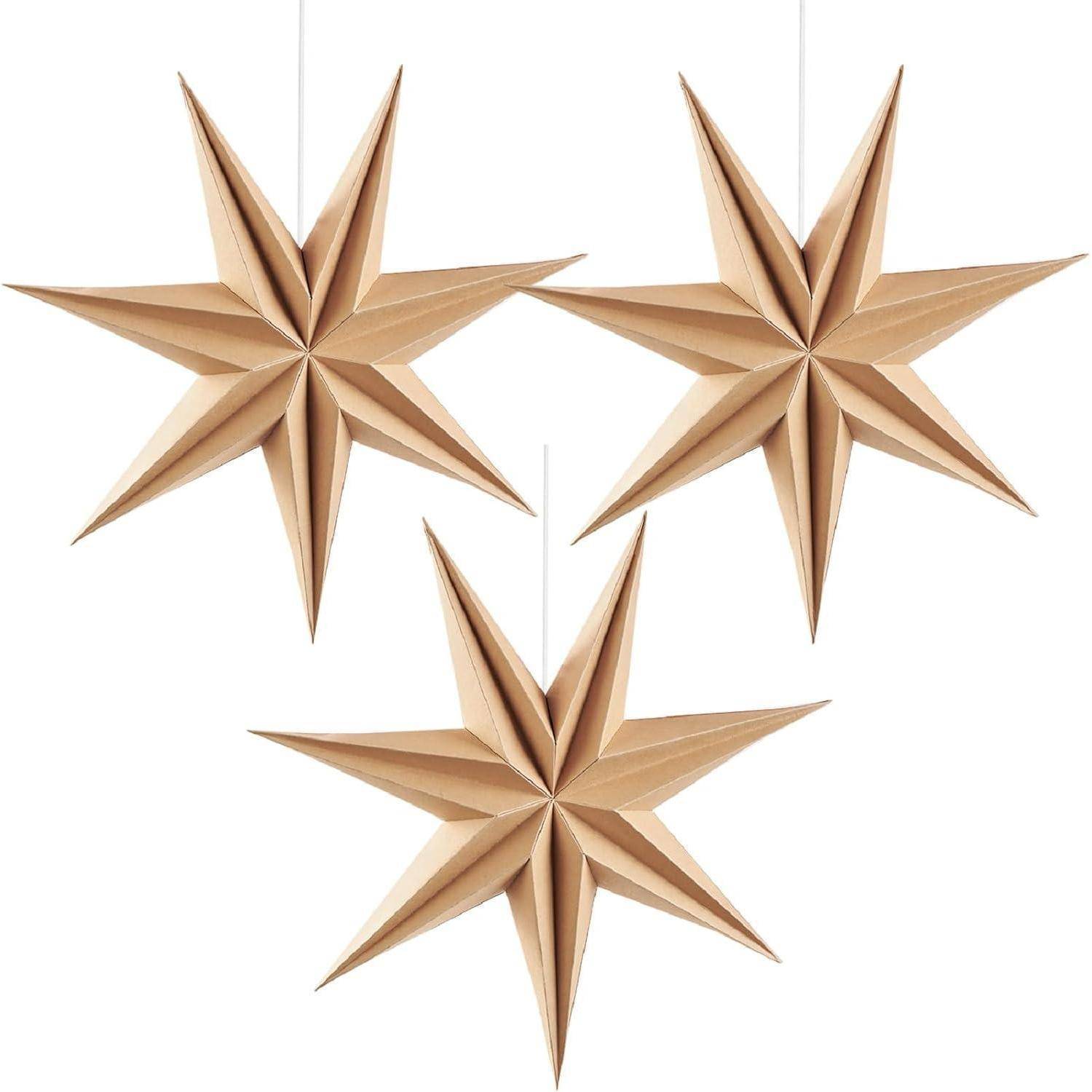 Drei beige, sechszackige Sterndekoration hängend, die ein gefaltetes Papierdesign mit einem symmetrischen Muster zeigen.