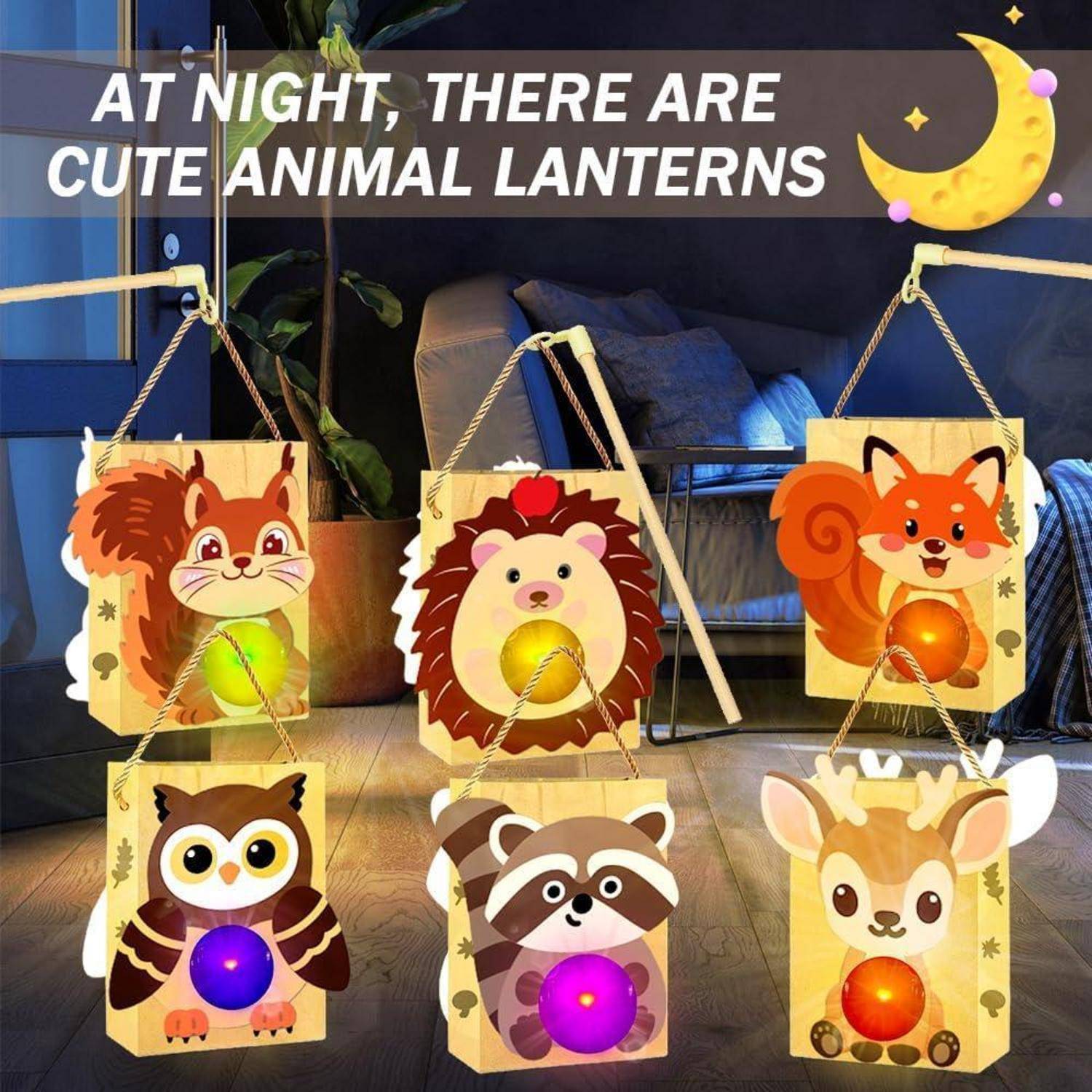 Niedliche tierische Laternen hängen in einem gemütlichen Raum bei Nacht, mit einem Eichhörnchen, Igel, Eule, Waschbär und Hirsch, die jeweils hell leuchten.