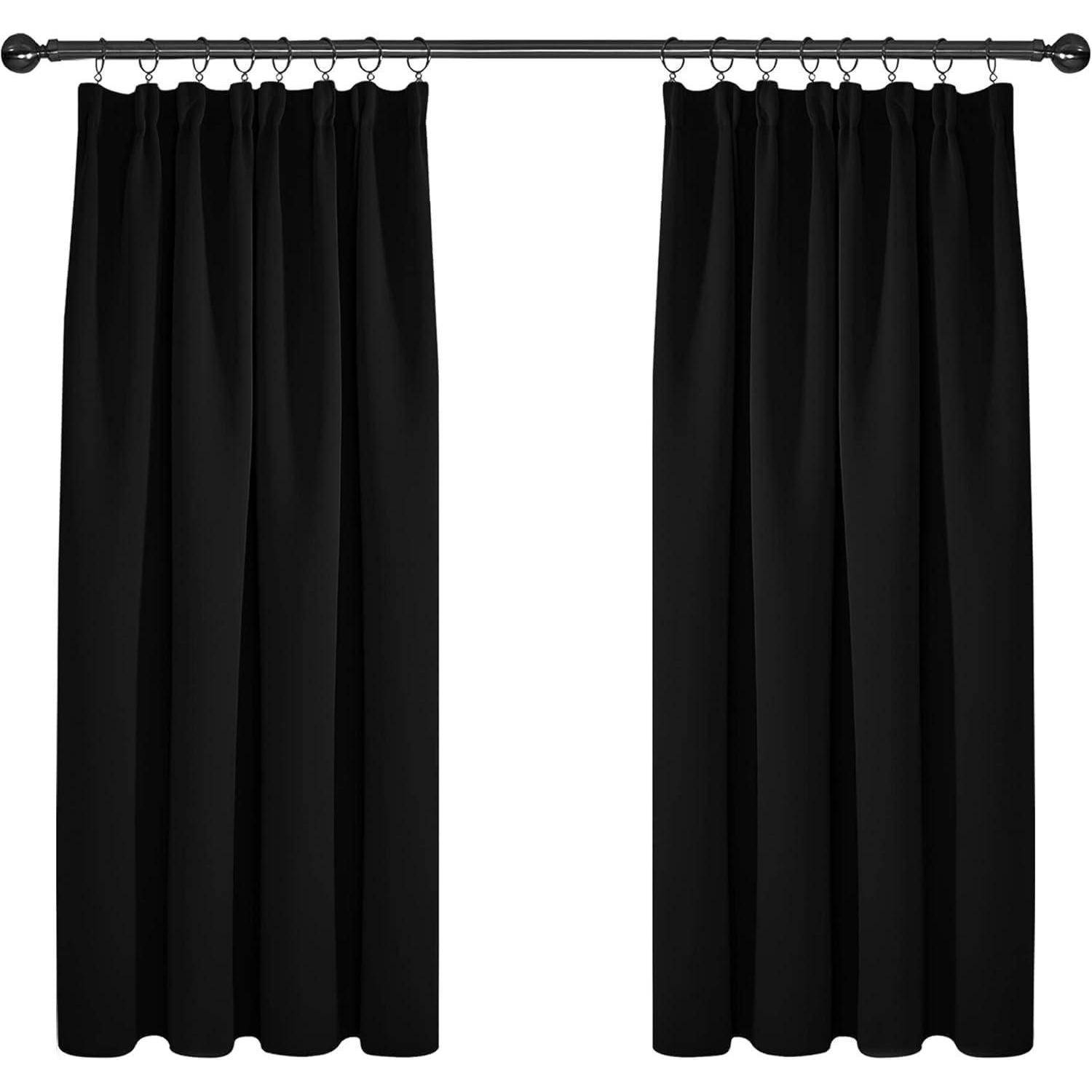 Ein Paar schwarze Vorhänge, die an einer Stange hängen, vollständig ausgebreitet, aber nicht zugezogen, mit einem einfachen Design, das geeignet ist, Licht zu blockieren.