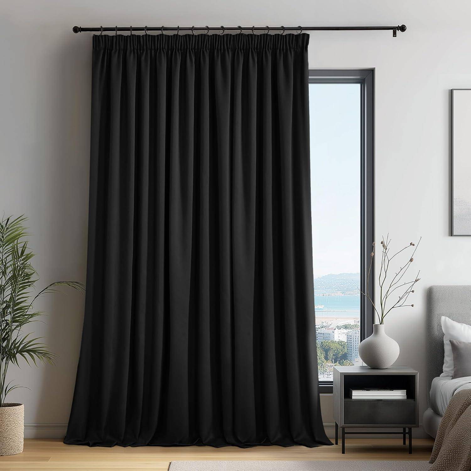 Ein Wohnzimmer mit einem schwarzen Vorhang, der ein Fenster verdeckt; ein kleiner Tisch mit einer Vase steht neben einem grauen Sofa, und ein Wandbild ist teilweise zu sehen.