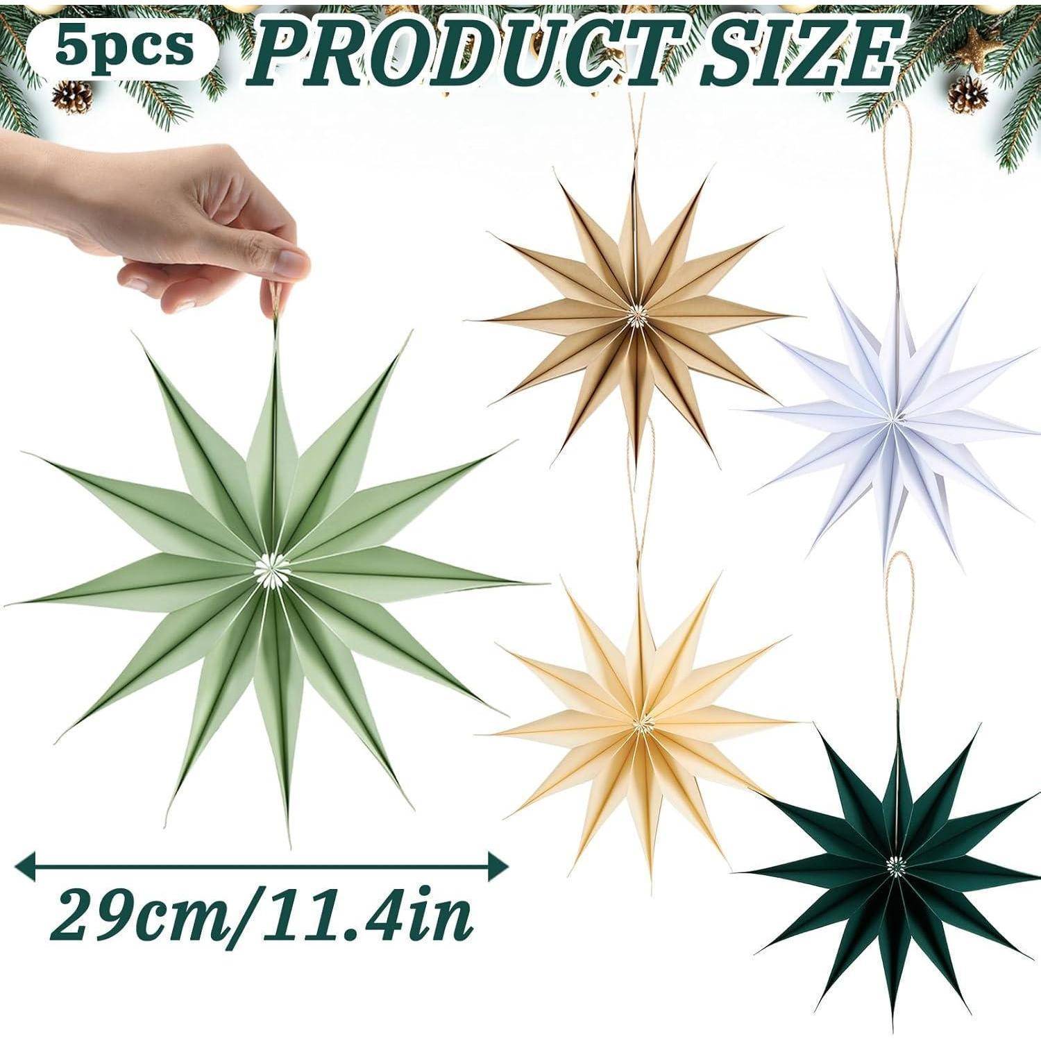 Produktgröße: 5 Stück, 29 cm/11,4 Zoll. Bild zeigt eine Hand, die einen grünen, sternförmigen Schmuck hält, mit vier ähnlichen Sternen in verschiedenen Farben, die ausgestellt sind.