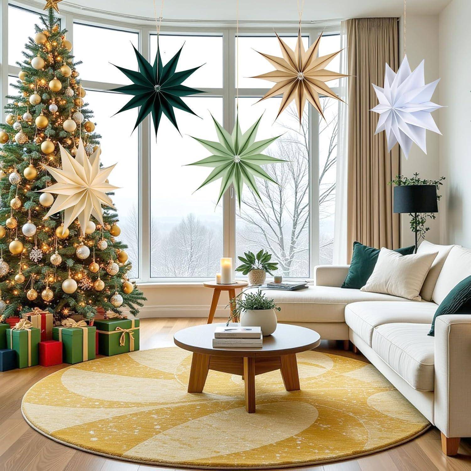 Ein gemütliches Wohnzimmer, weihnachtlich geschmückt mit einem beleuchteten Weihnachtsbaum, bunten Geschenken, sternförmigen hängenden Lichtern und einer schneebedeckten Landschaft draußen.