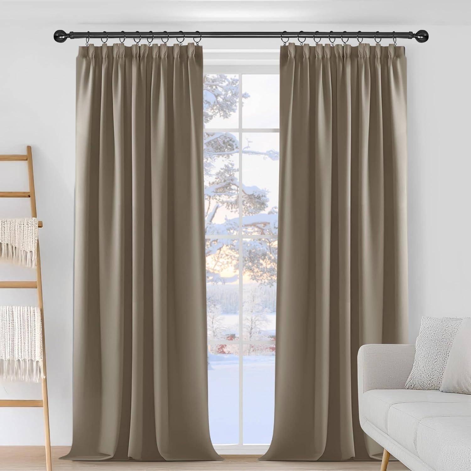 Ein Wohnzimmer mit beigen Vorhängen, teilweise geöffnet, die durch ein großes Fenster eine verschneite Landschaft offenbaren; ein weißer Stuhl rechts.