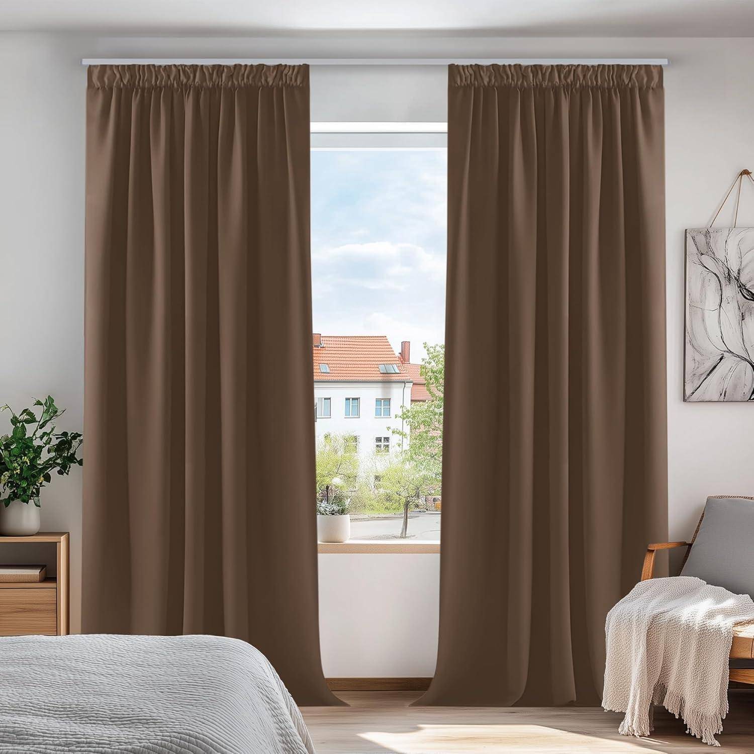 Braune Vorhänge verdecken ein Fenster in einem gemütlichen Raum mit einem Bett, Nachttisch, Pflanze und abstrakter Wandkunst. Natürliches Licht erhellt sanft den Raum.