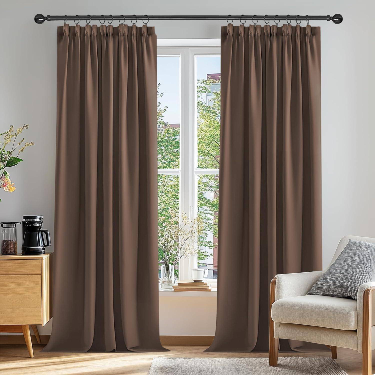 Braune Vorhänge hängen an einem Fenster, das teilweise geöffnet ist und Grünzeug im Außenbereich erkennen lässt. Ein beiger Sessel und ein Holzschrank mit Dekorationen befinden sich in der Nähe.