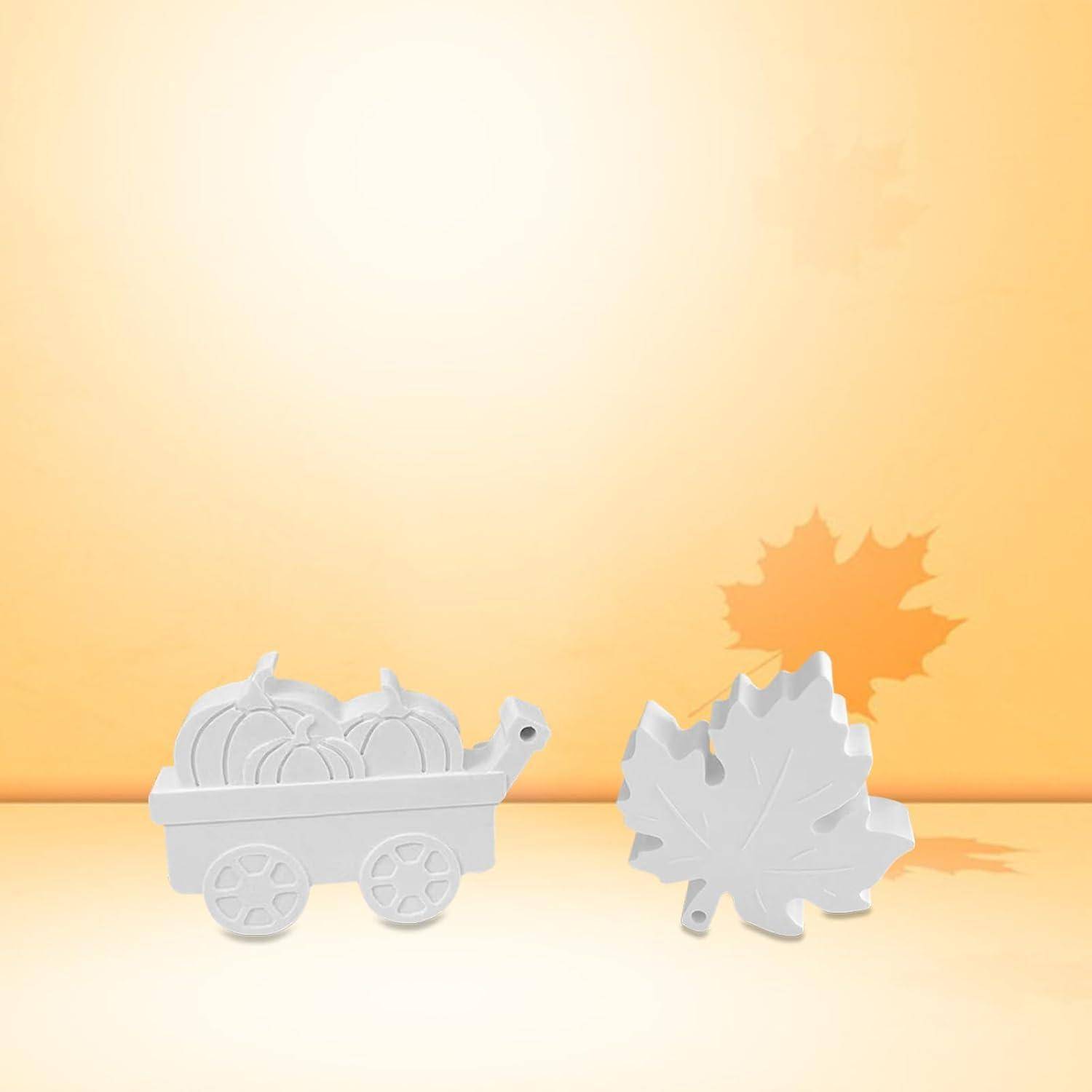 Eine Silhouette eines Wagens, der Kürbisse transportiert, mit einem herabfallenden Blatt vor einem orangefarbenen Hintergrund, der den Herbst symbolisiert.