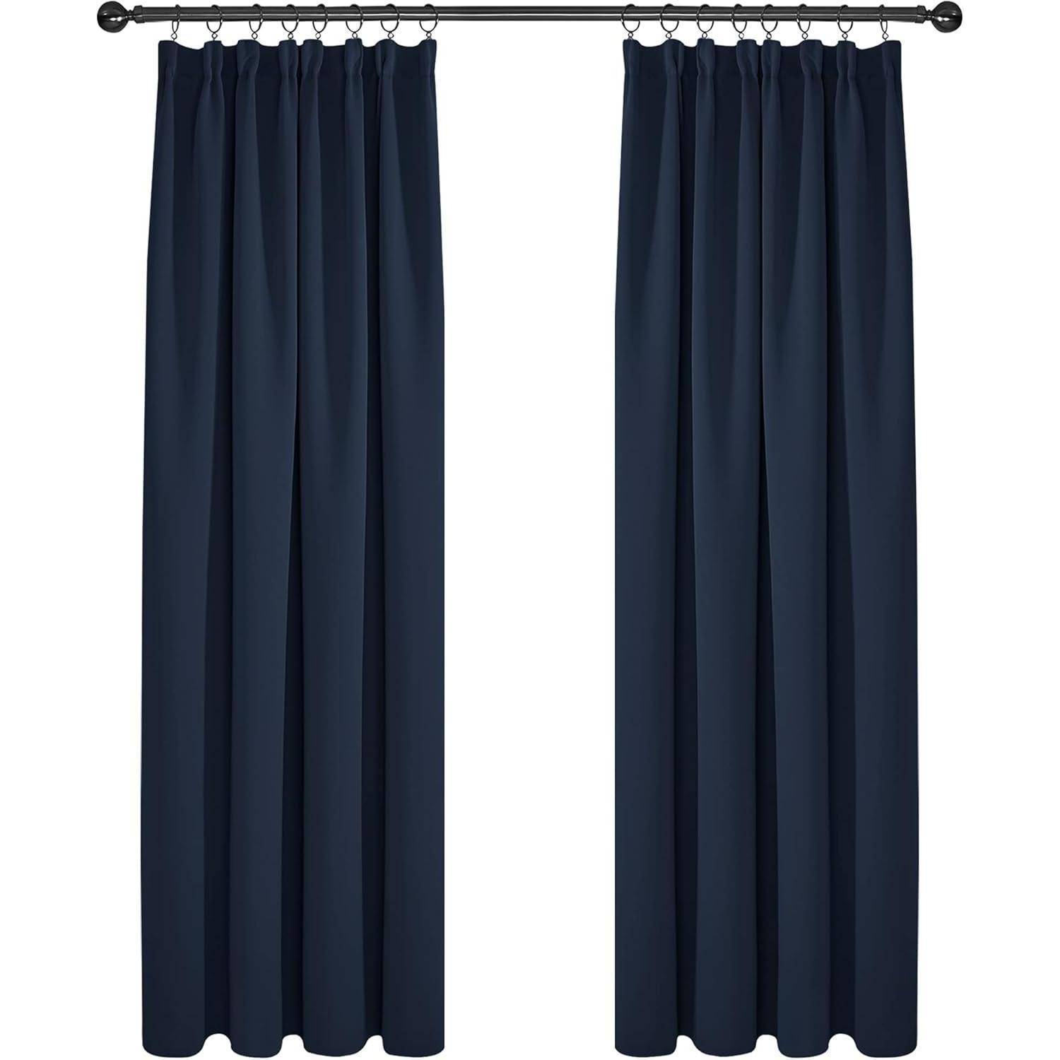 Zwei dunkelblaue Vorhänge hängen an einer Stange vor einem schlichten Hintergrund, oben leicht gerafft, und vermitteln einen Eindruck von Eleganz und Schlichtheit.