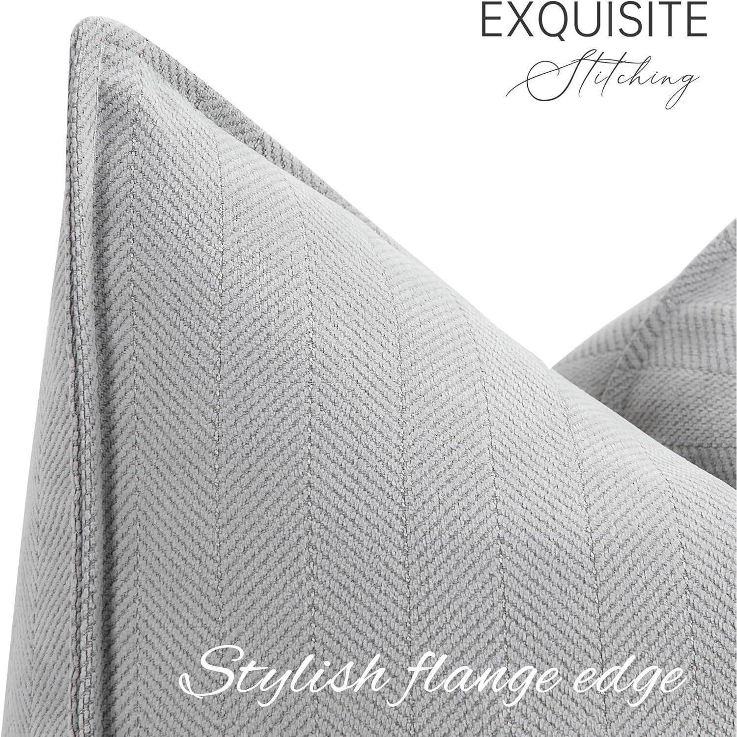 Ein grauer Kissenbezug mit Fischgrätmuster verfügt über eine elegante Einfassungskante. Der Text lautet „Exquisite Stickerei