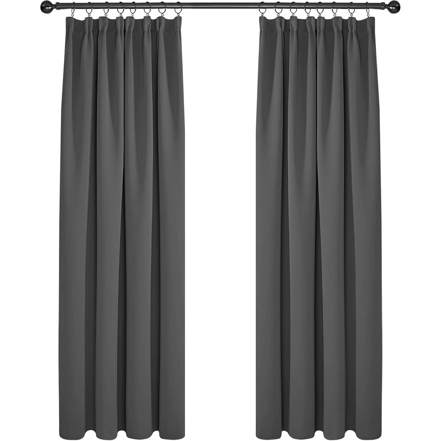 Zwei lange, dunkelgraue Vorhänge, die an einer Stange hängen, mit Falten am oberen Rand, die einen eleganten und formellen Eindruck vermitteln.