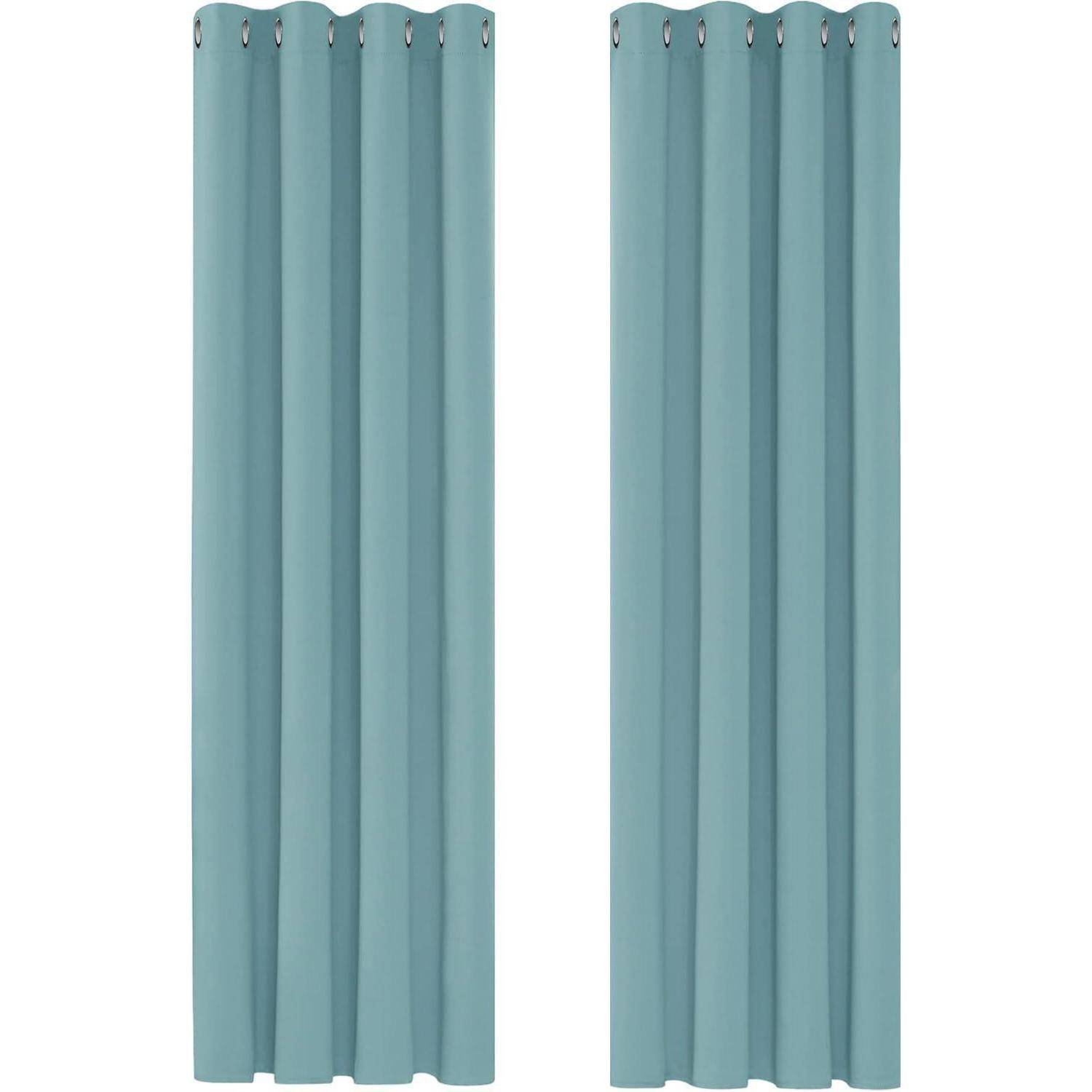 Zwei petrolblaue Vorhänge hängen, jeder mit silbernen Ösen an der Oberseite, und präsentieren ihren glatten Stoff sowie ihr schlichtes, modernes Design.