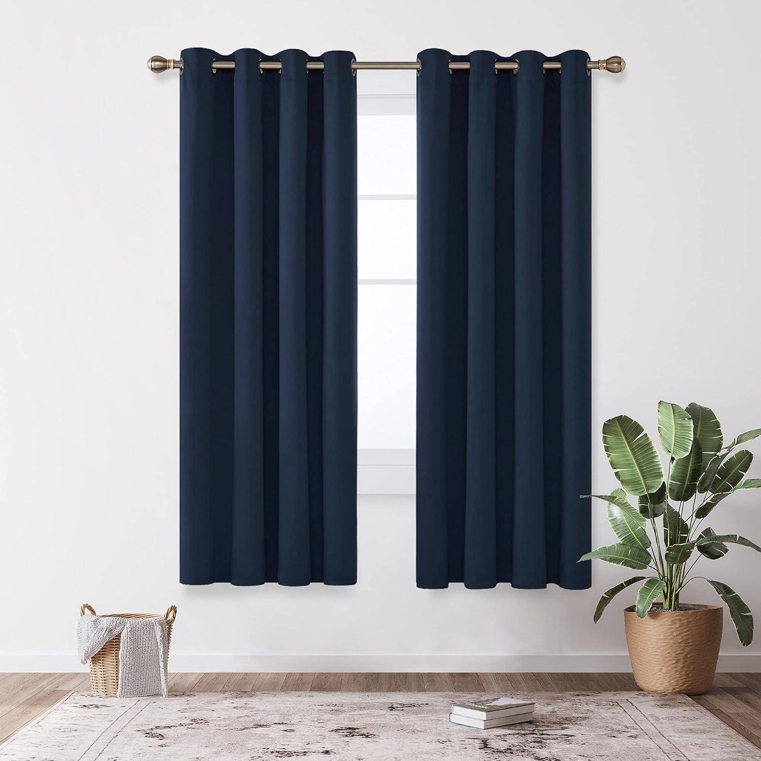 Ein Raum mit marineblauen Vorhängen, die ein Fenster umrahmen, eine Topfpflanze rechts und ein beige Teppich auf dem Boden. Ein geflochtener Korb steht links.