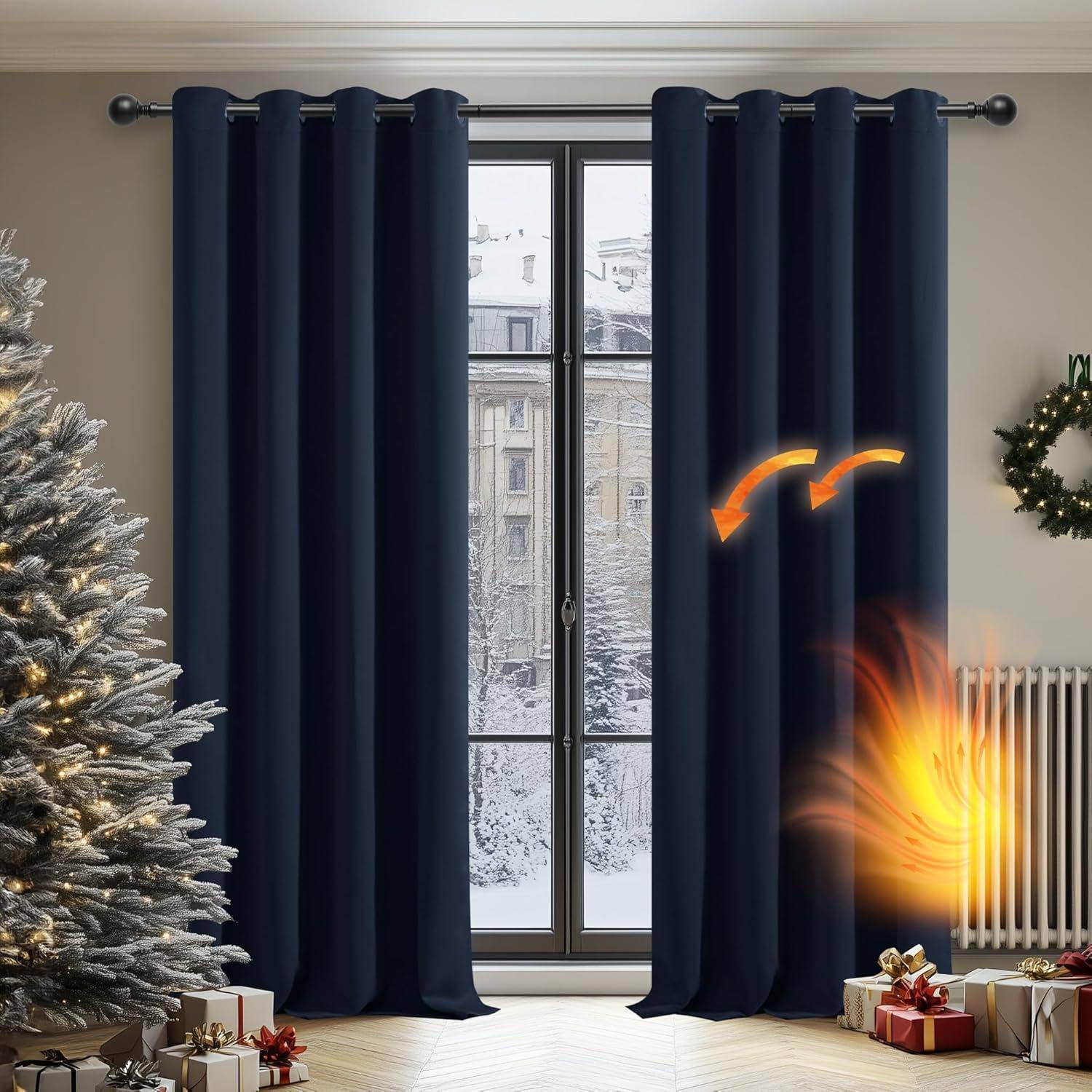 Ein gemütlicher Raum mit einem schneebedeckten Fensterblick, blauen Vorhängen, einem Weihnachtsbaum und einem warm glühenden Heizkörper, der die Vorhänge beleuchtet.