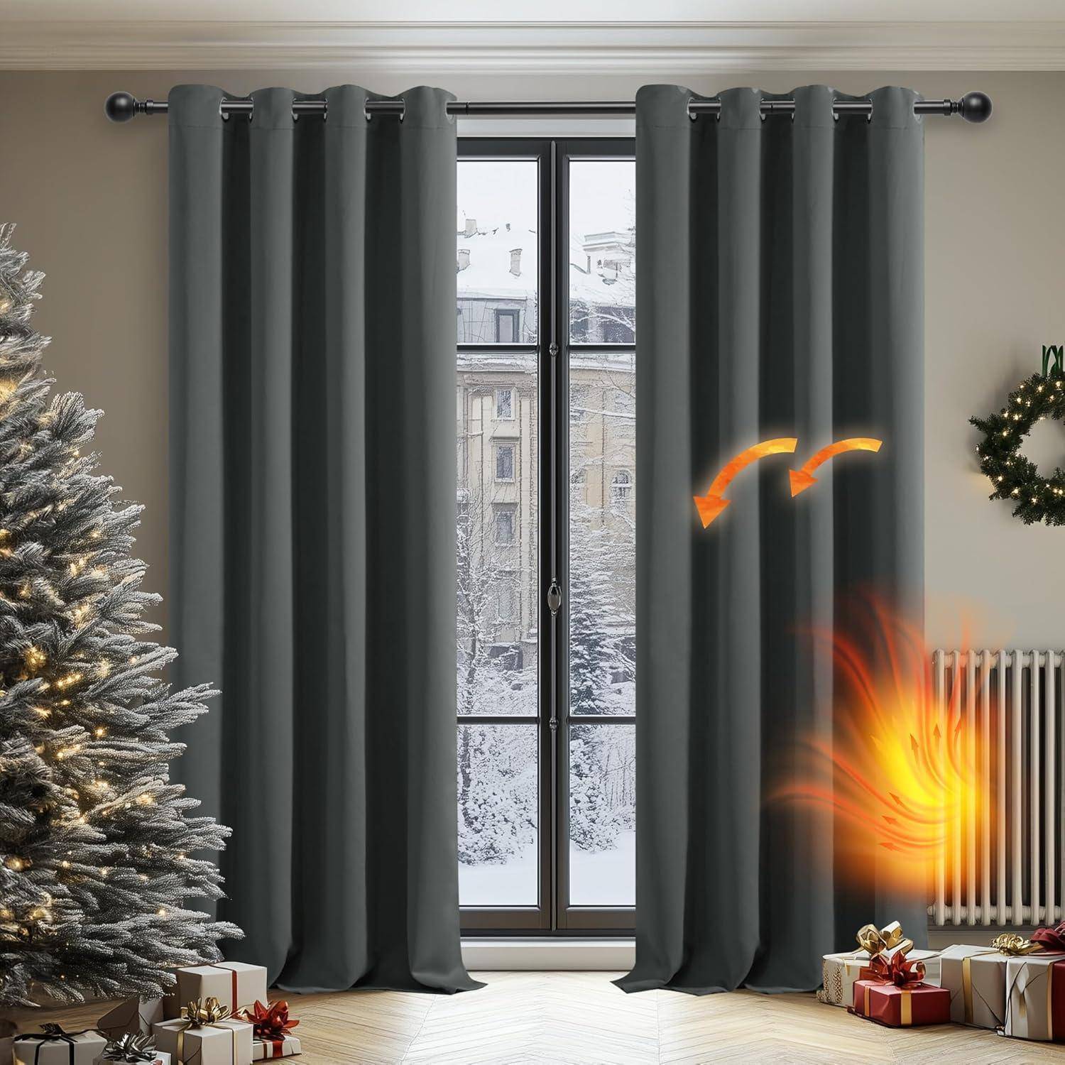 Graue Vorhänge hängen vor einem Fenster, das eine verschneite Landschaft zeigt. In der Nähe steht ein geschmückter Weihnachtsbaum. In der Nähe des Heizkörpers ist ein digitaler Effekt von aufsteigender Wärme zu sehen.
