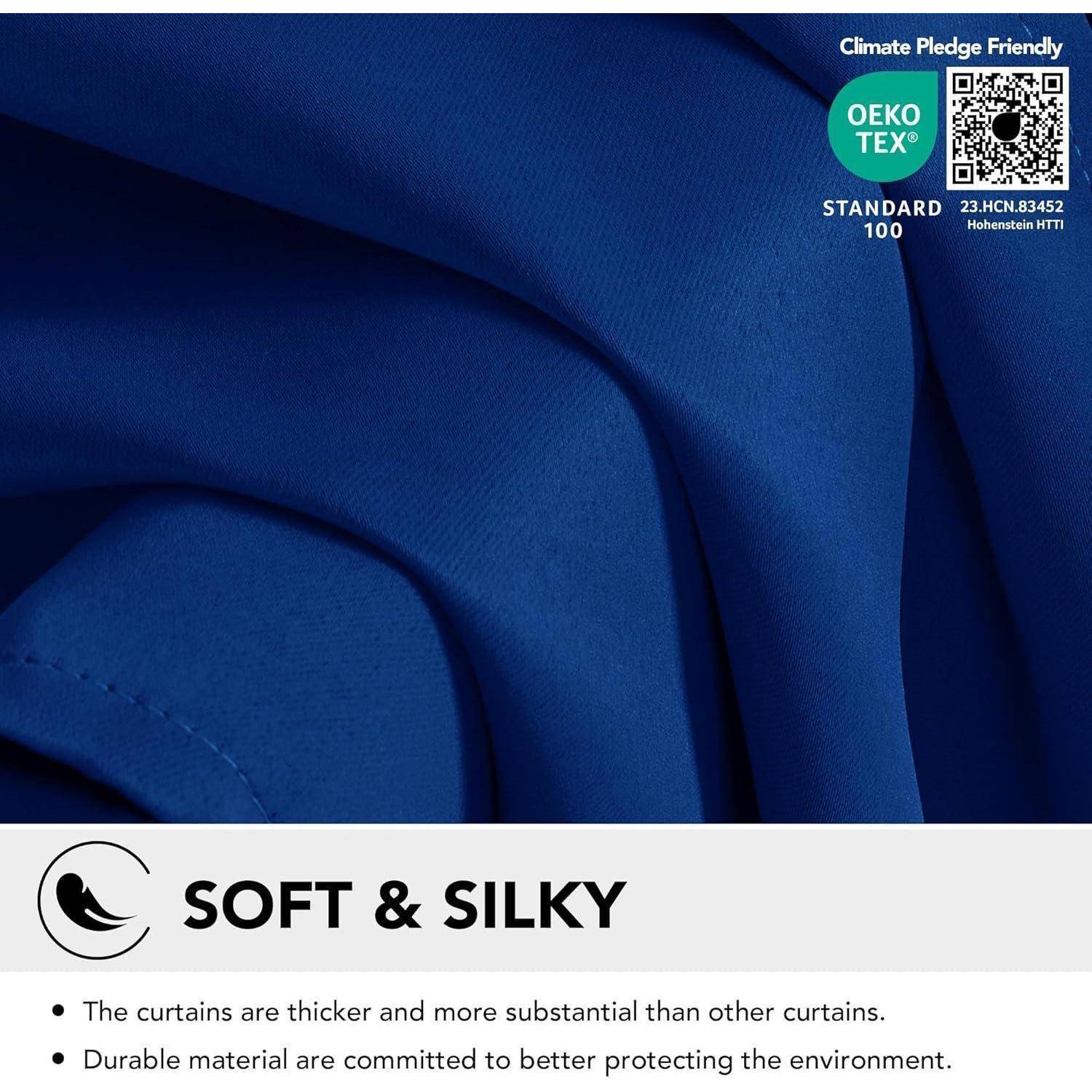 Detailaufnahme eines blauen Stoffes mit dem 'OEKO-TEX STANDARD 100' Etikett. Der Text liest sich 'Weich & Seidig' und verweist auf das dauerhafte, dicke, schützende Material des Stoffs.