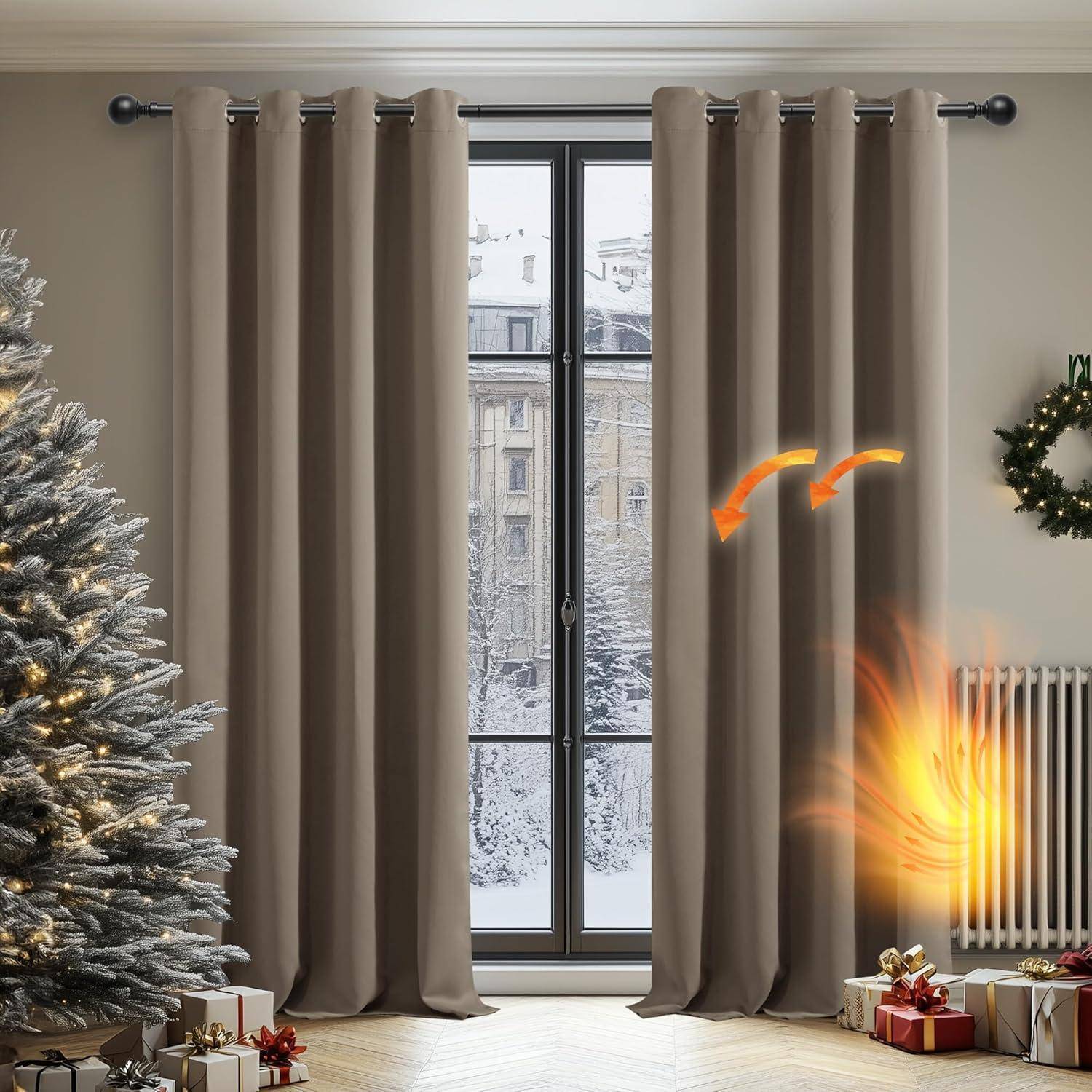 Eine gemütliche Inneneinrichtung mit einem Weihnachtsbaum links, einem großen Fenster in der Mitte, durch das eine verschneite Szene zu sehen ist, und einem Heizkörper mit Geschenken rechts.