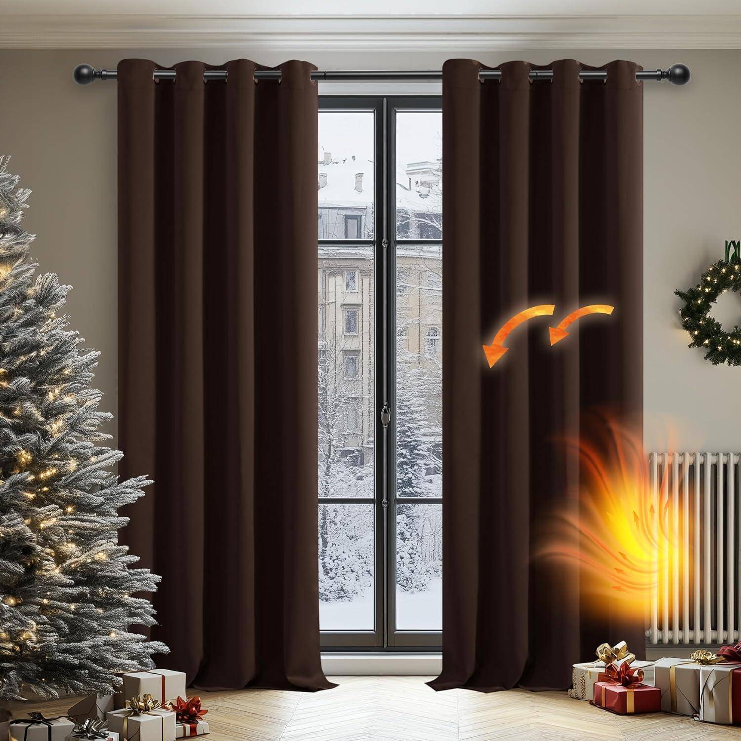 Eine gemütliche Winterszene mit braunen Vorhängen und einem schneebedeckten Fenster. Ein geschmückter Weihnachtsbaum ist links und ein loderndes Feuer rechts.