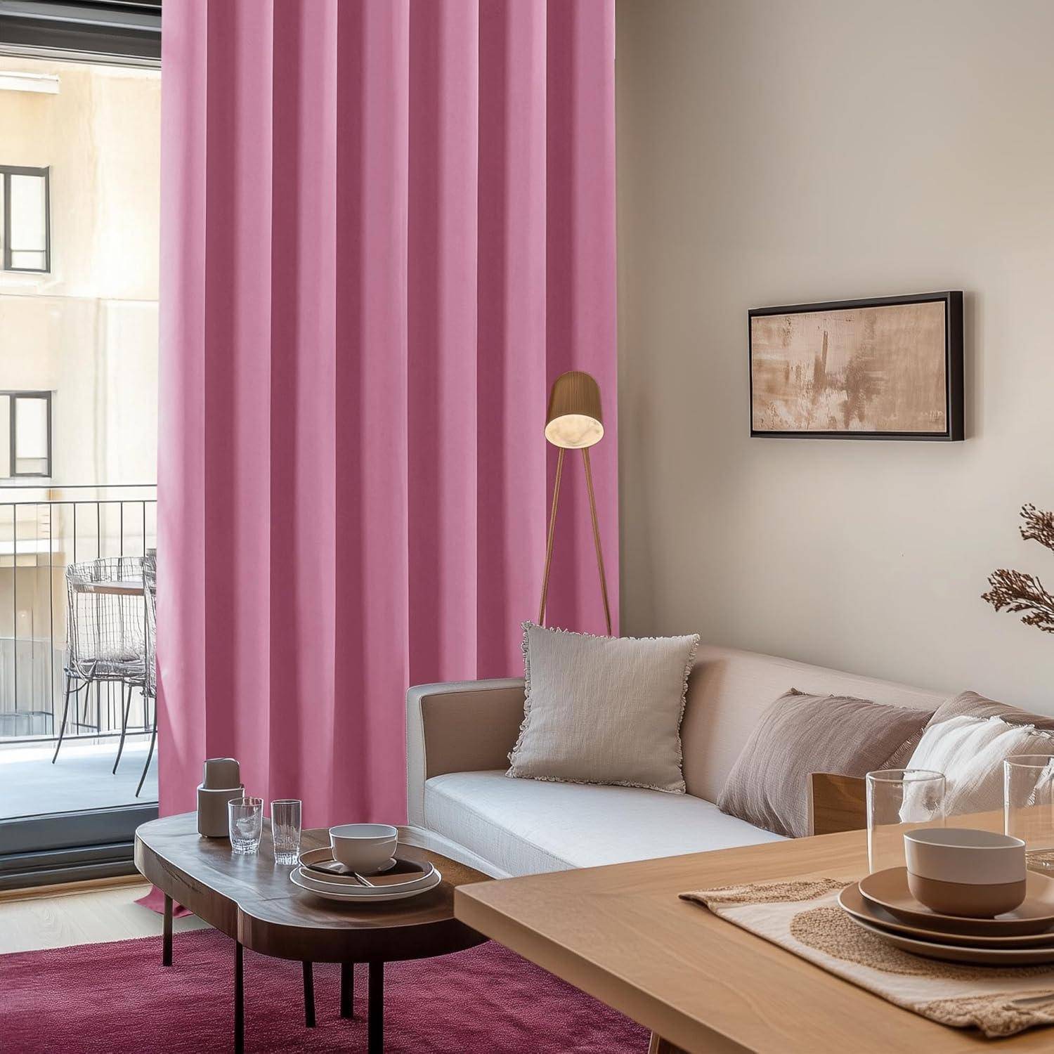 Ein gemütliches Wohnzimmer mit einem rosa Vorhang, beigefarbenem Sofa und moderner Wandkunst. Ein kleiner Tisch trägt Tassen, und ein Balkon bietet einen Blick nach draußen.