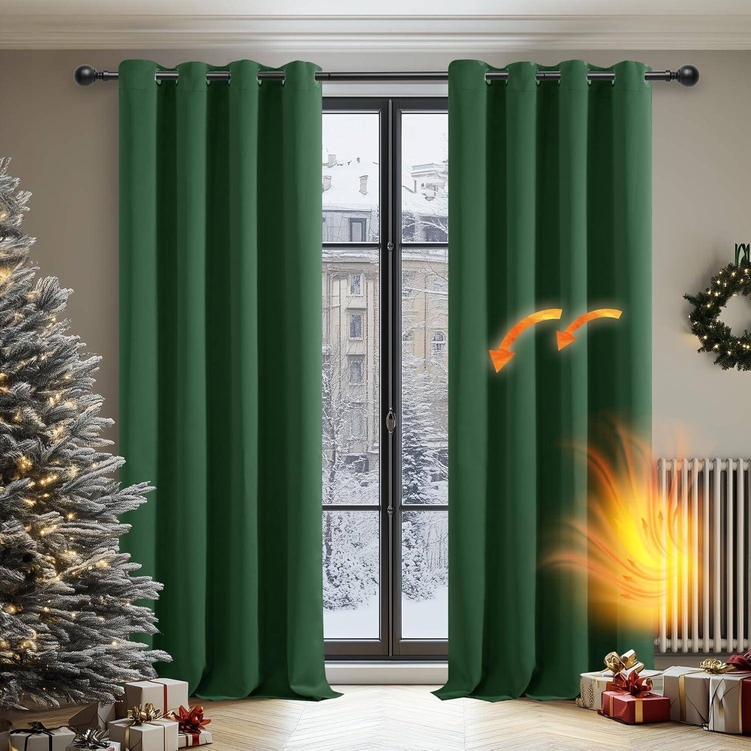 Ein Wohnzimmer mit geschlossenen grünen Vorhängen, einem geschmückten Weihnachtsbaum links und Paketen auf dem Boden. Schnee ist durch das Fenster sichtbar.