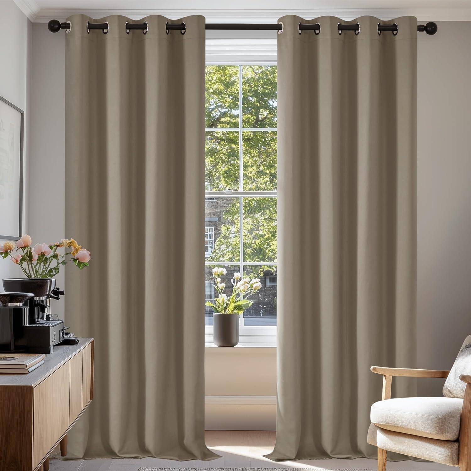 Ein Wohnzimmer mit beigen Vorhängen, die ein Fenster verhüllen, während Sonnenlicht hindurchsickert. Eine Topfpflanze steht auf der Fensterbank und Blumen stehen auf einem Schrank.