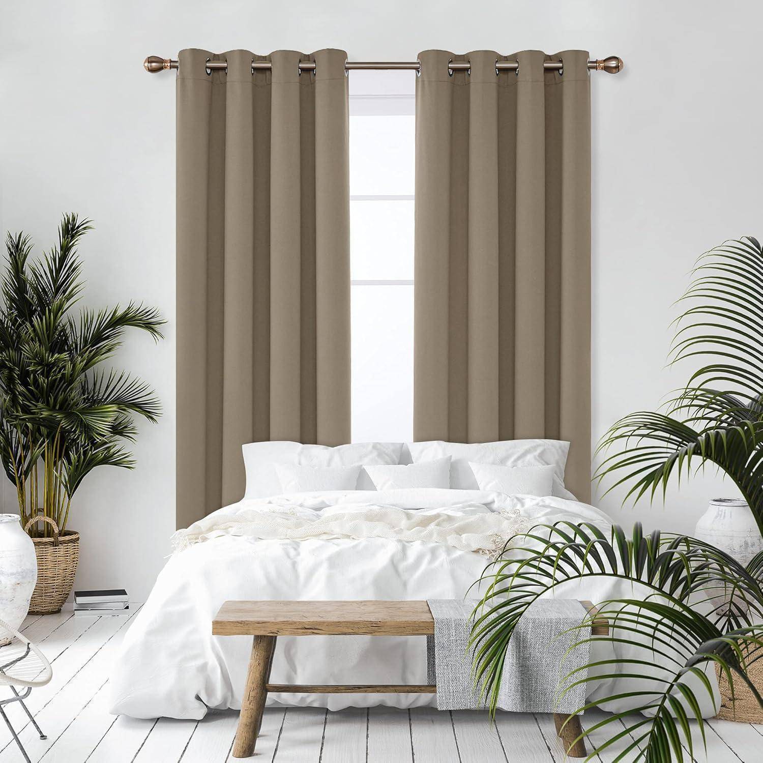 Ein gemütliches Schlafzimmer mit einem sorgfältig bezogenen weißen Bett, umgeben von grünen Pflanzen und einem großen Fenster, das mit braunen Vorhängen verhängt ist. Minimalistische Dekoration.