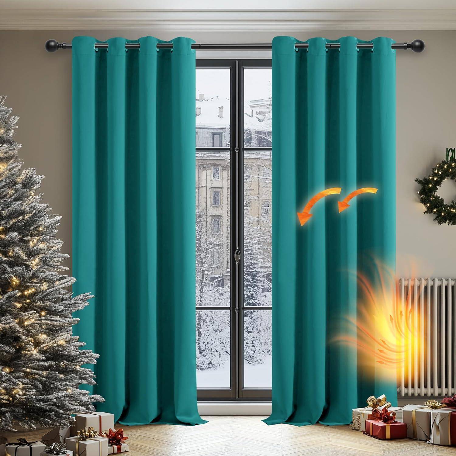 Ein gemütliches Zimmer mit petrolblauen Vorhängen, die teilweise zugezogen sind, zeigt einen schneebedeckten Baum, der draußen sichtbar ist. Ein Pfeil deutet auf die Wärme eines nahe gelegenen Heizkörpers hin.